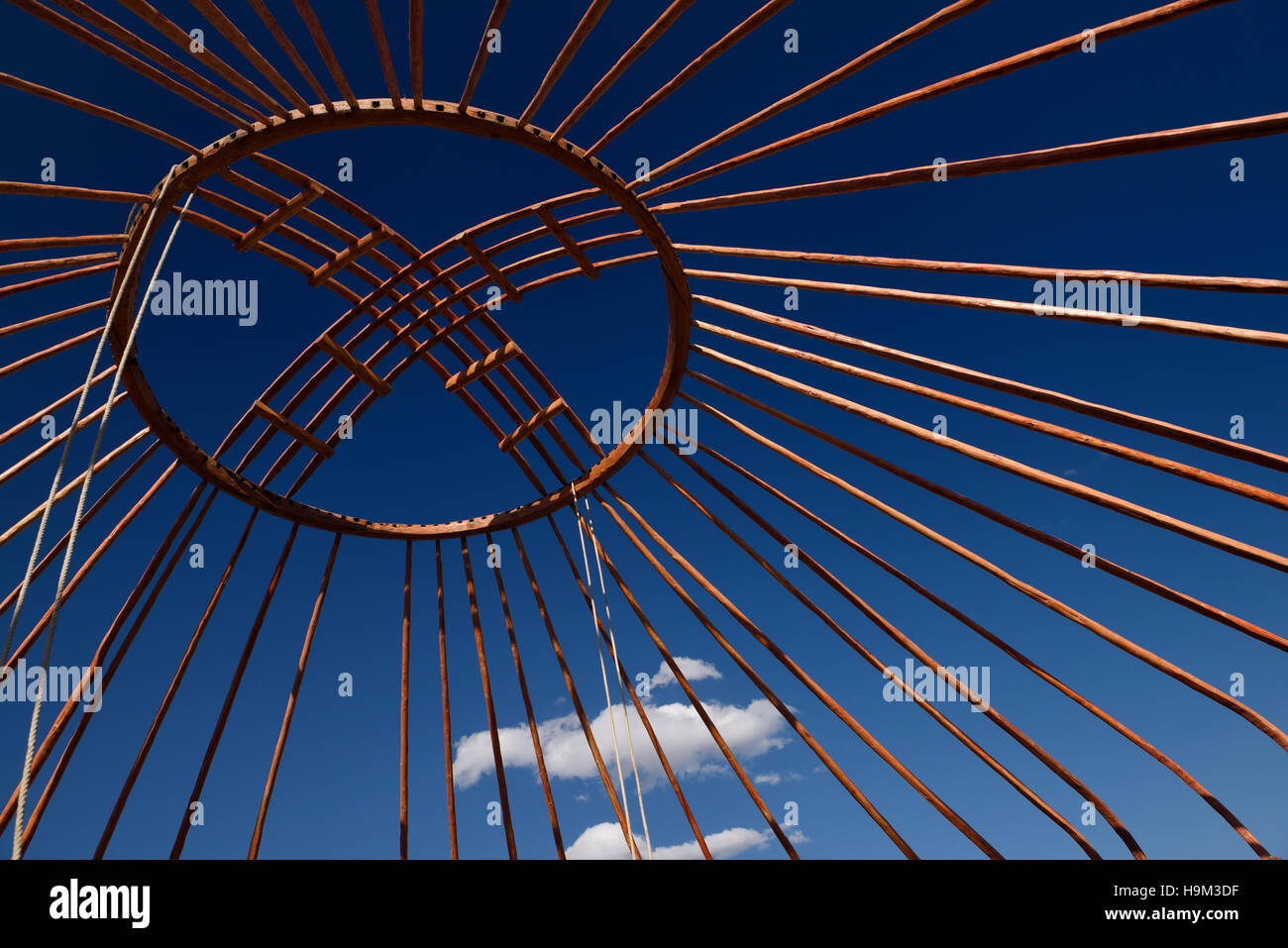 Red telaio in legno del tetto di Shanyrak Yurt contro un cielo blu a soggiornare Kazakistan Foto Stock