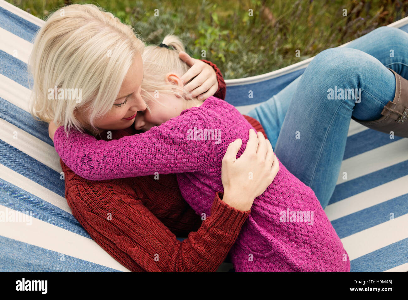 Madre e figlia insieme rilassante in una amaca Foto Stock