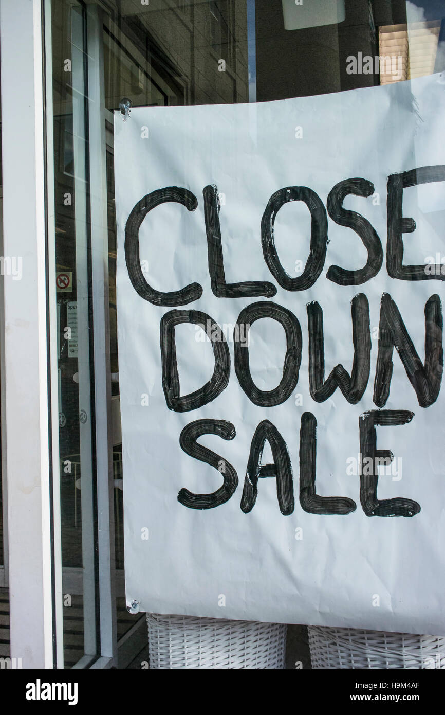 Chiudere la vendita carta scritte a mano segno nella vetrina di un negozio, Penzance, Cornwall, Regno Unito Foto Stock
