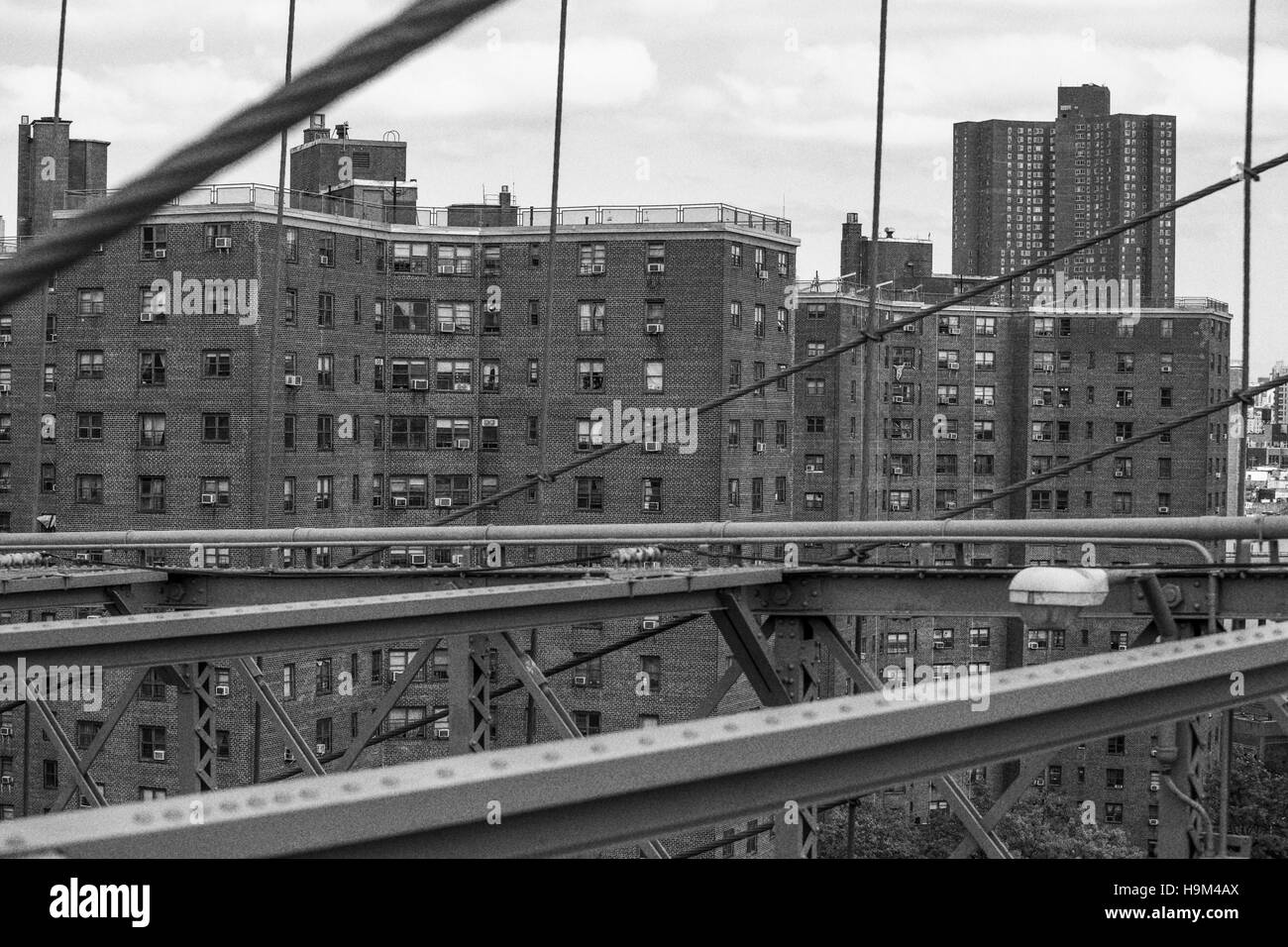 Stati Uniti d'America, New York City, vista multi-case famiglia dal ponte di Brooklyn Foto Stock