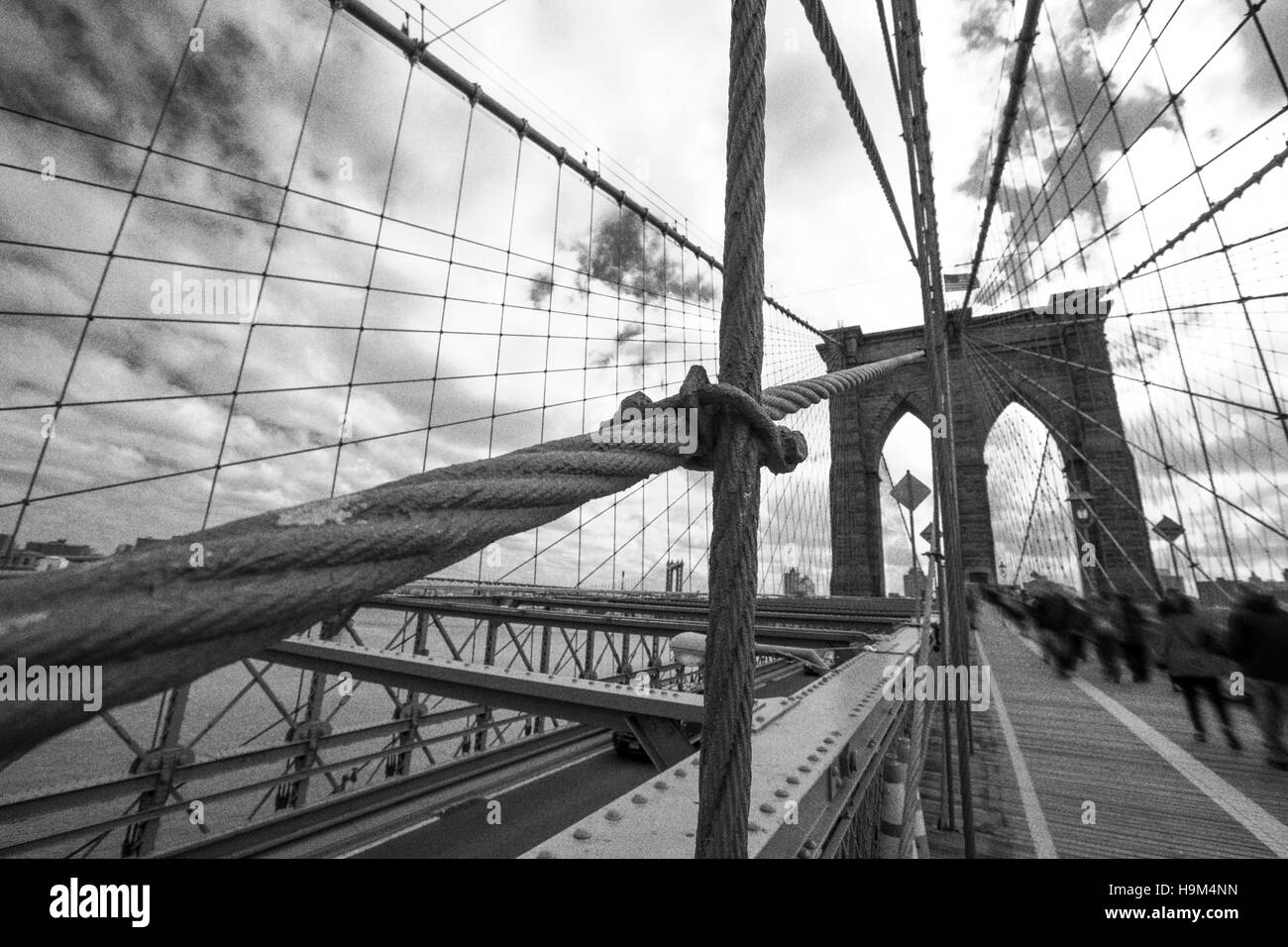 Stati Uniti d'America, New York City, pedoni sul ponte di Brooklyn Foto Stock