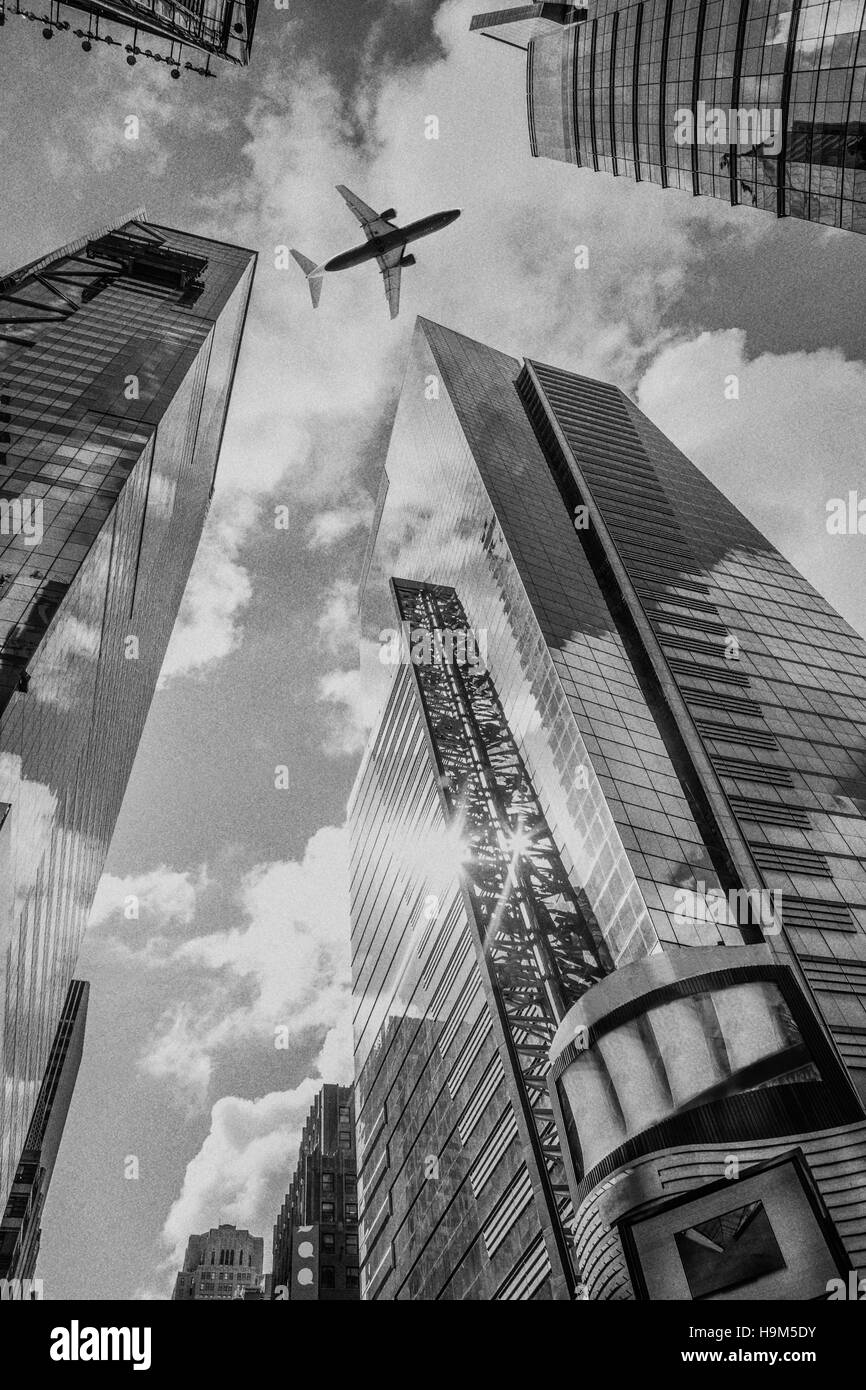 Stati Uniti d'America, New York City, grattacieli visto da sotto con il sorvolo del velivolo Foto Stock