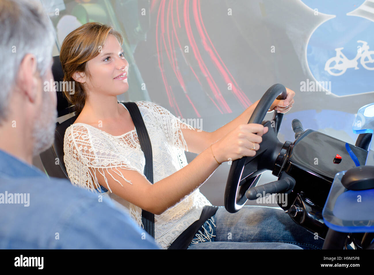 La guida di un simulatore virtuale Foto Stock