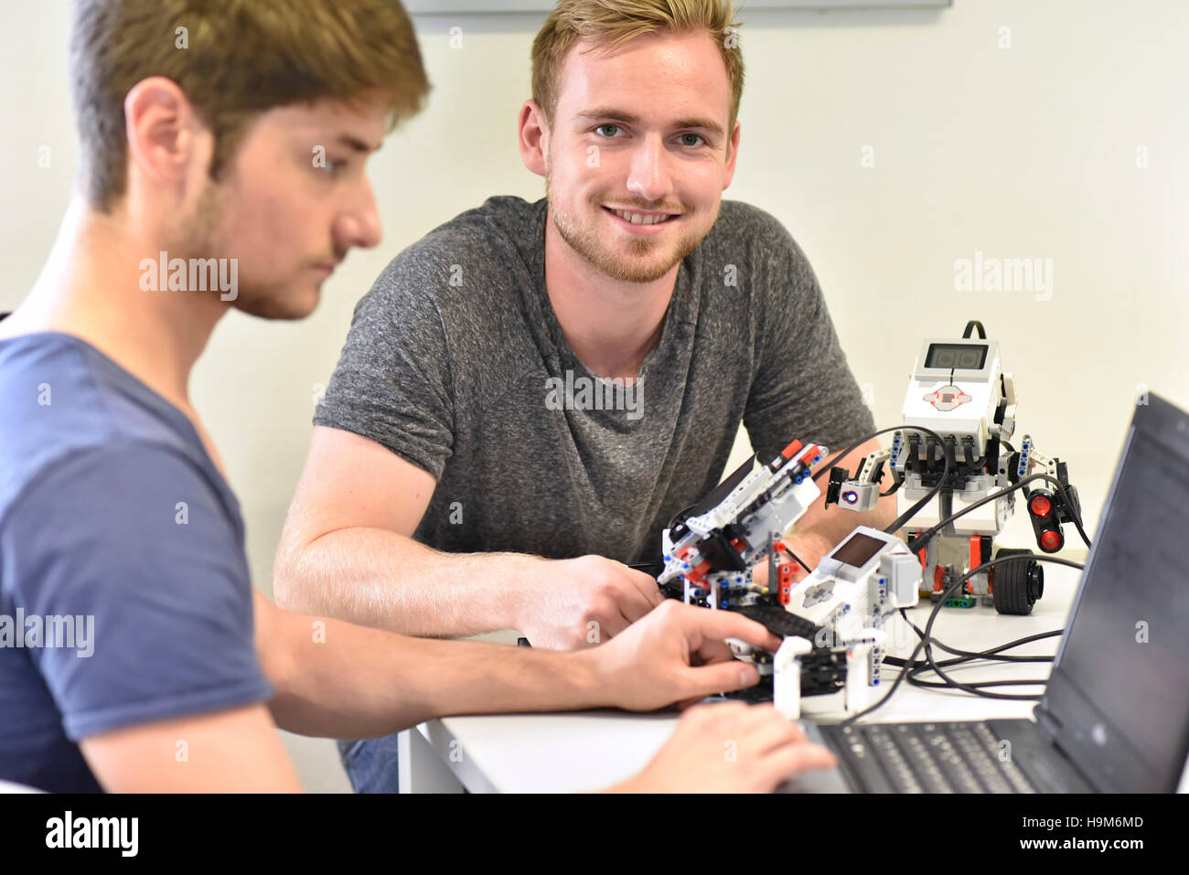 Robotics gli studenti con laptop Foto Stock