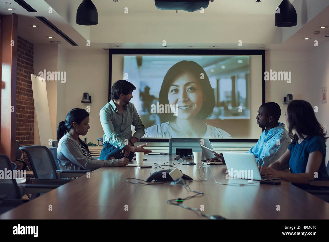La gente di affari avente una video conferenza in sala riunioni Foto Stock