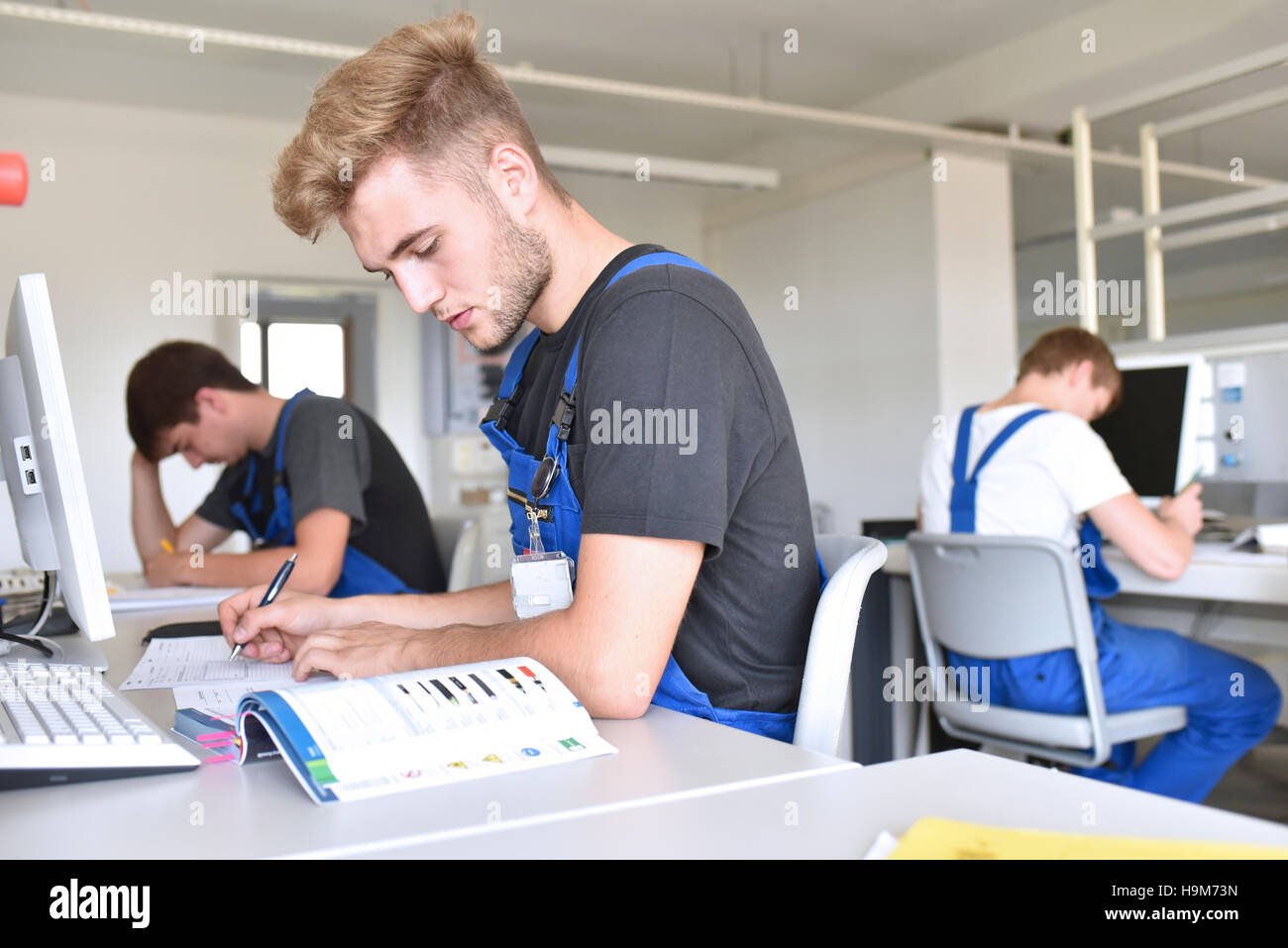 Scuola di formazione professionale gli studenti la scrittura di un test Foto Stock