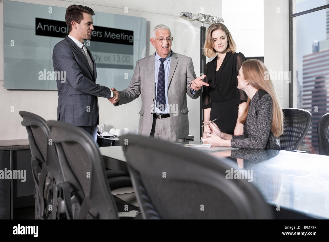 Business Partner per discutere di affari della transazione in riunione Foto Stock
