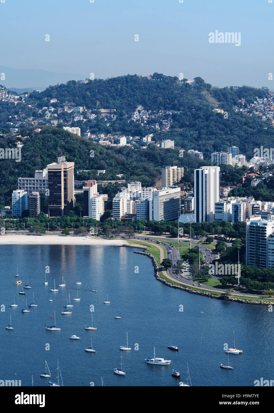 Il Brasile, la città di Rio de Janeiro, Sugarloaf mountain, vista verso il Botafogo e Flamengo quartieri. Foto Stock