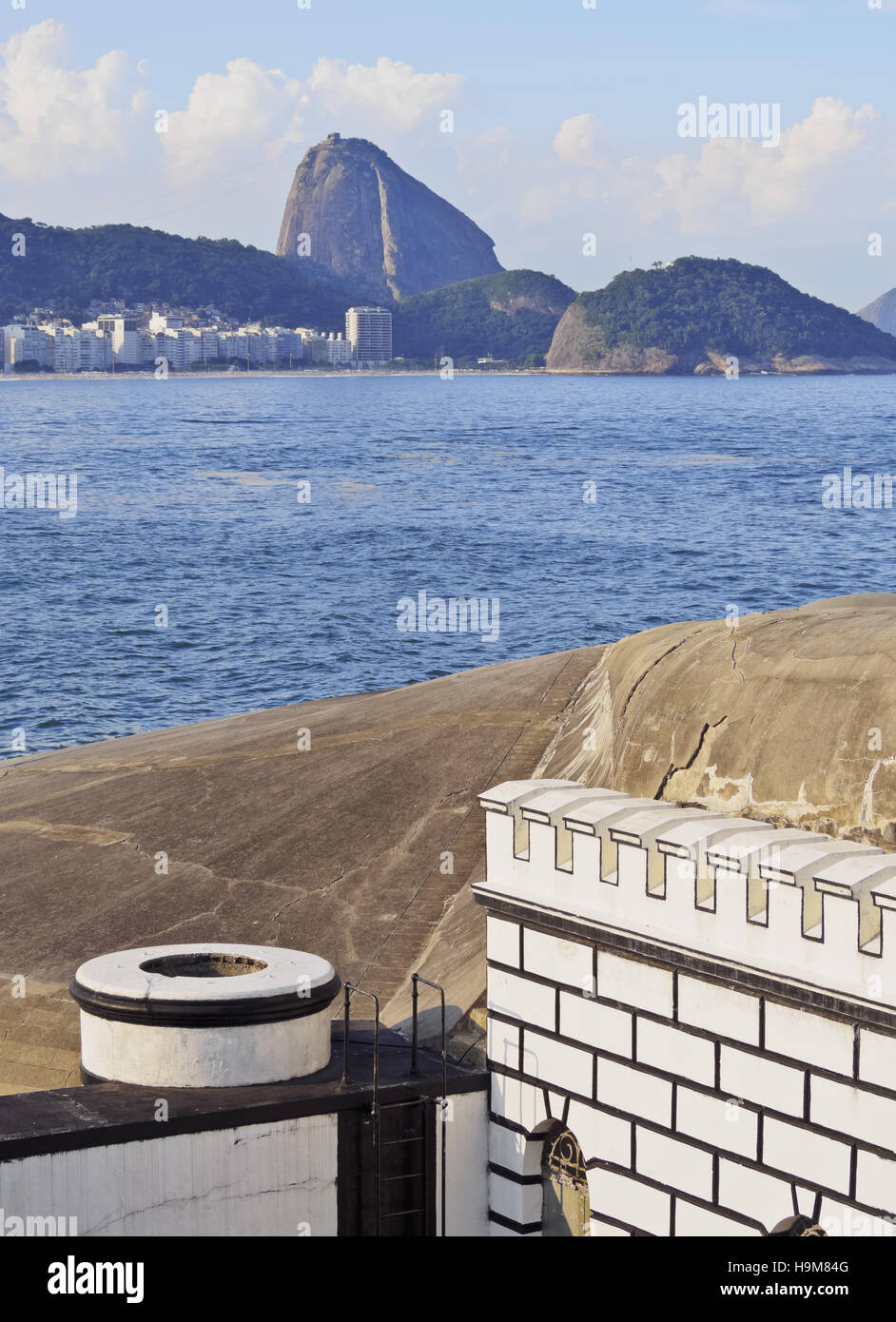 Il Brasile, la città di Rio de Janeiro in vista del Forte di Copacabana con lo Sugarloaf montagna all'orizzonte. Foto Stock