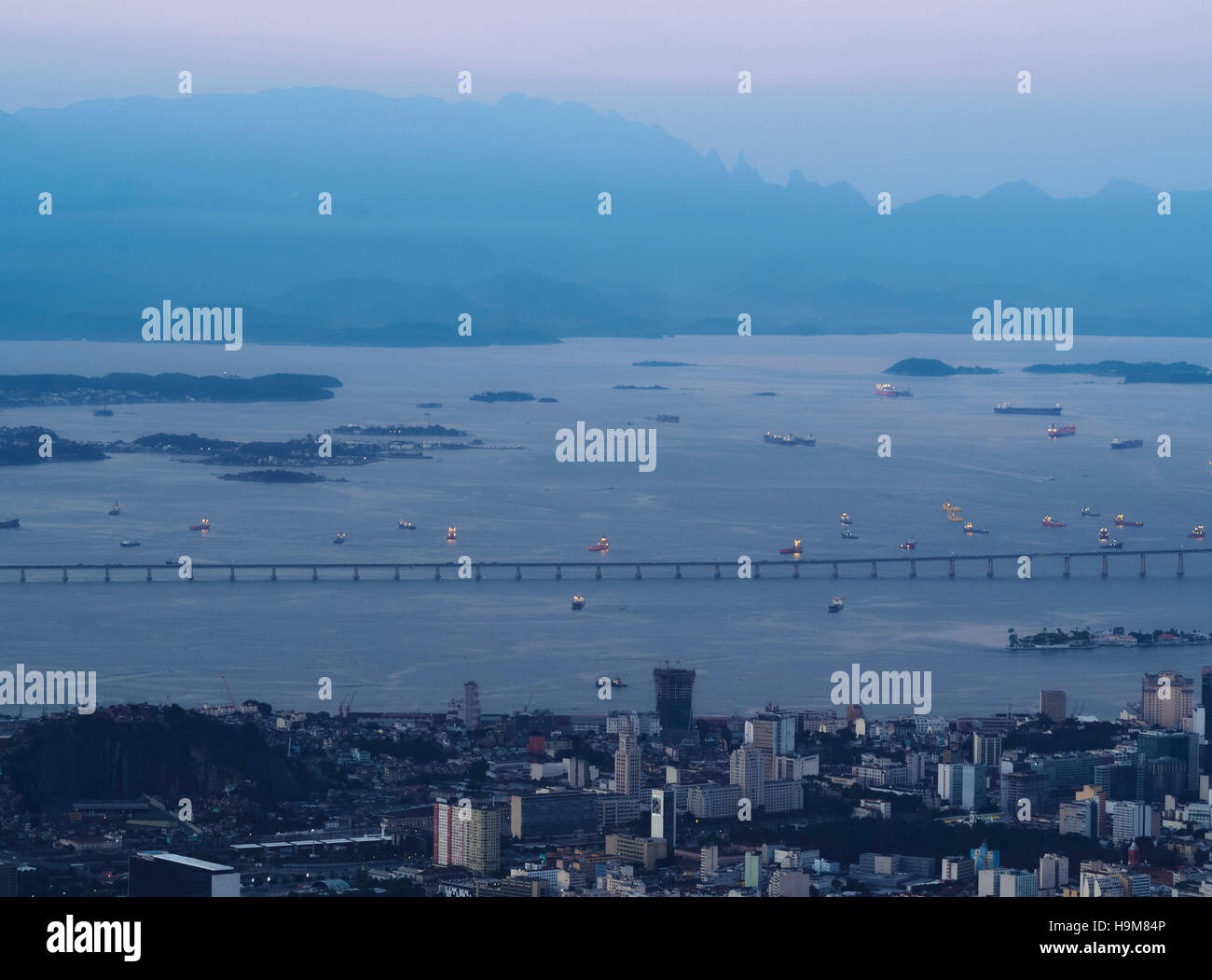 Il Brasile, la città di Rio de Janeiro, città vista dal monte Corcovado. Foto Stock