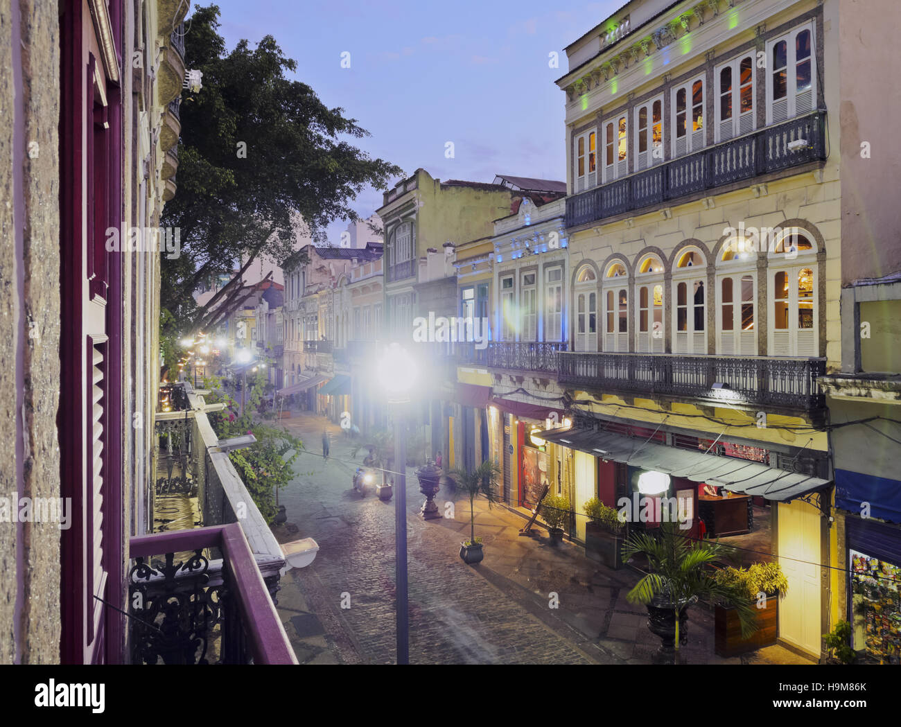 Il Brasile, la città di Rio de Janeiro, Lapa, crepuscolo vista della Rua do Lavradio con il Rio Scenarium edificio. Foto Stock