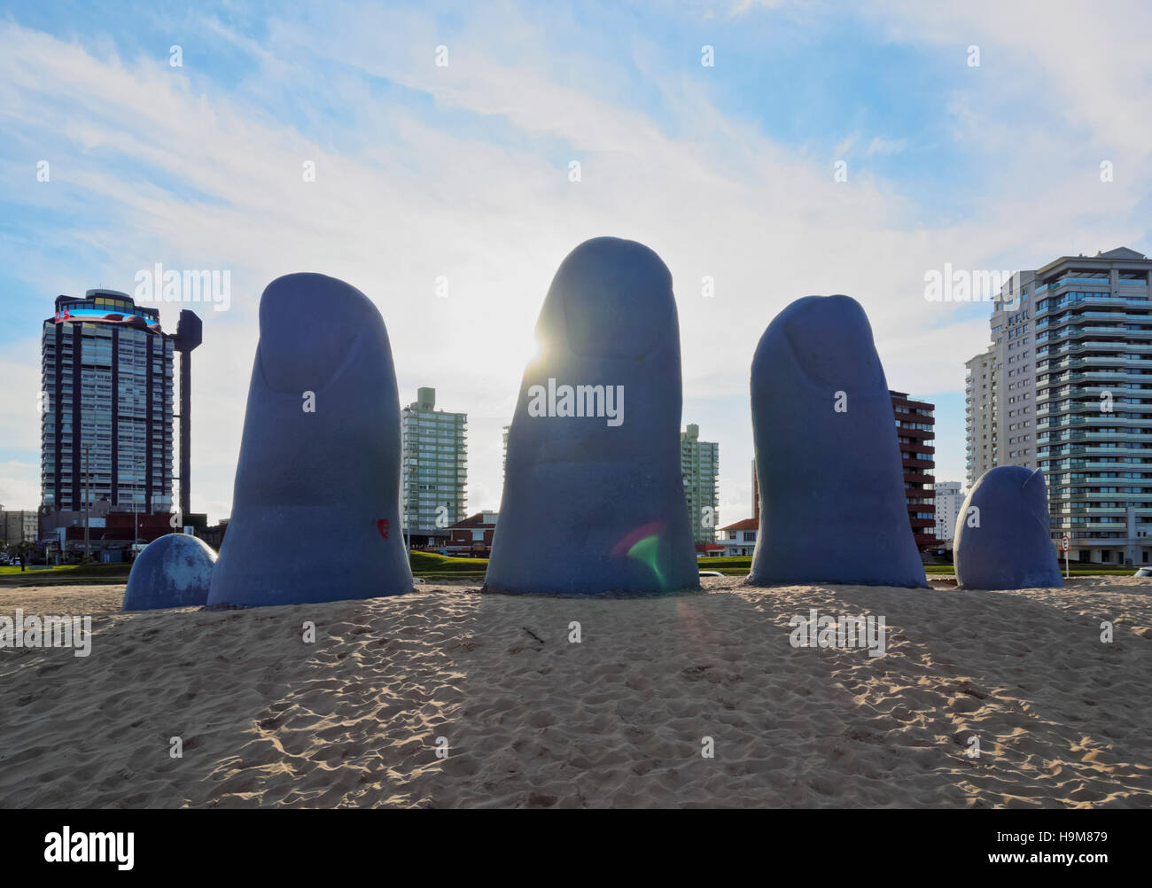 Uruguay, Dipartimento di Maldonado, Punta del Este, Playa Brava, La Mano(la mano), una scultura dell'artista cileno Mario Irarrazabal. Foto Stock