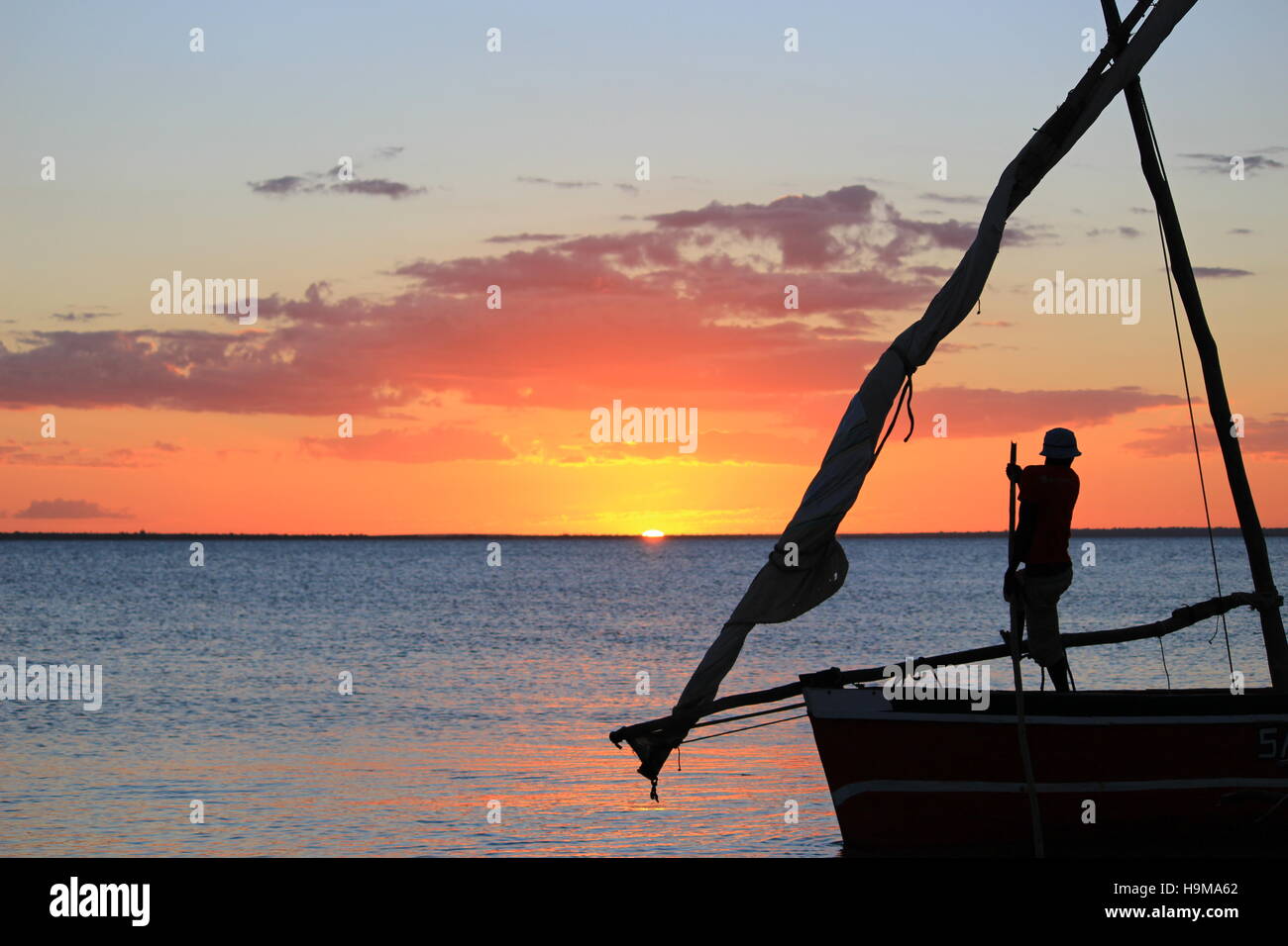 Silhouette di un tramonto, Mozambico Foto Stock