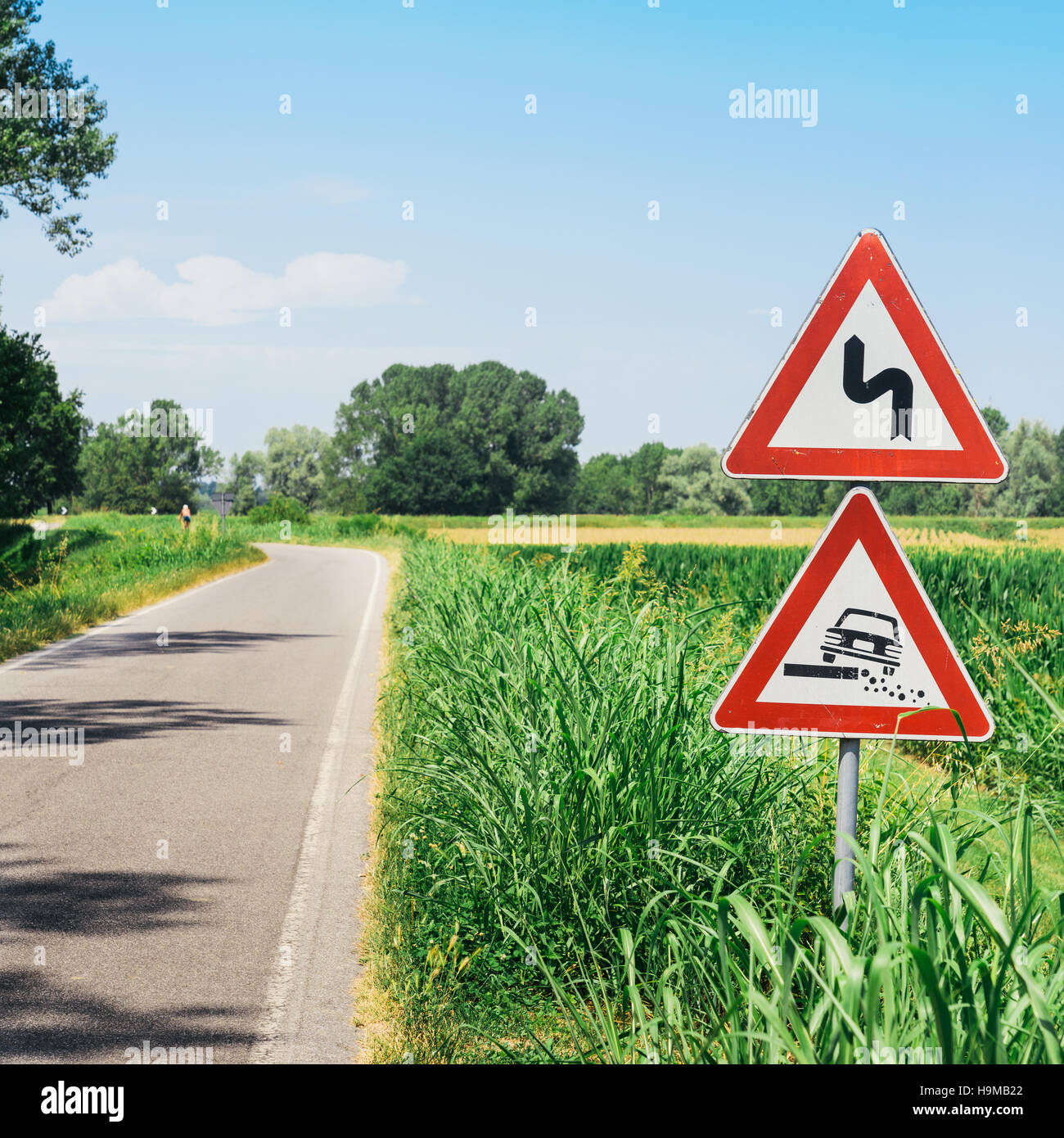 Spalla pericolosi ruropean cartello stradale lungo la strada sterrata in campagna italiana su sfondo cielo Foto Stock