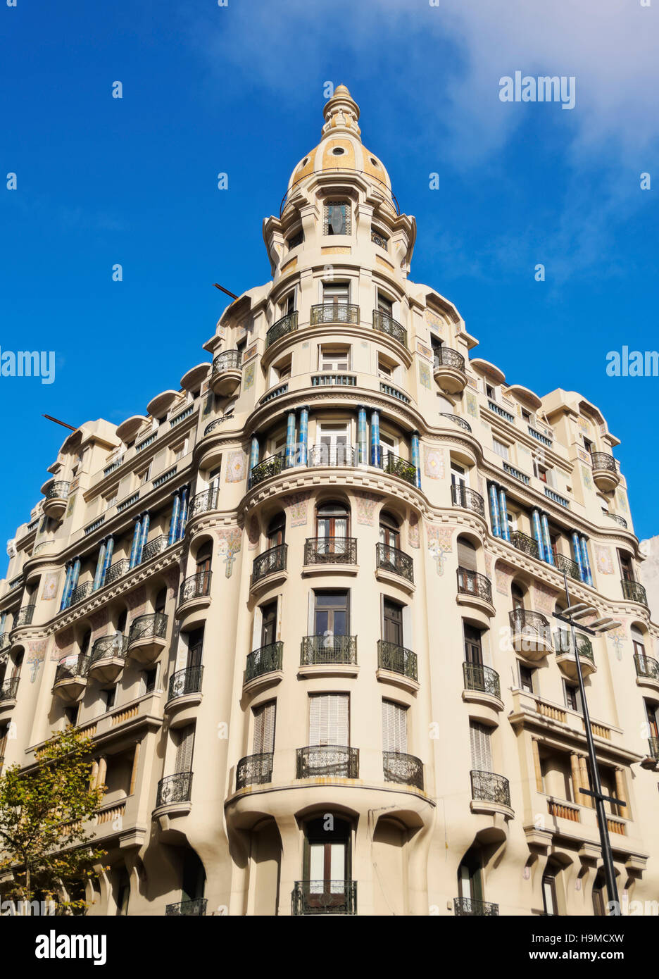 Uruguay, Montevideo, edificio sulla 18 de Julio Avenue. Foto Stock