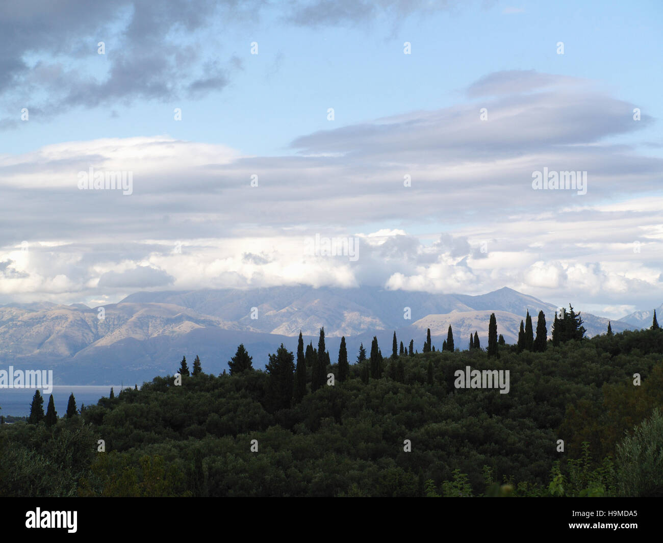 Vista della campagna greca e montagne albanesi dal villaggio di xantati, Corfù, Grecia Foto Stock