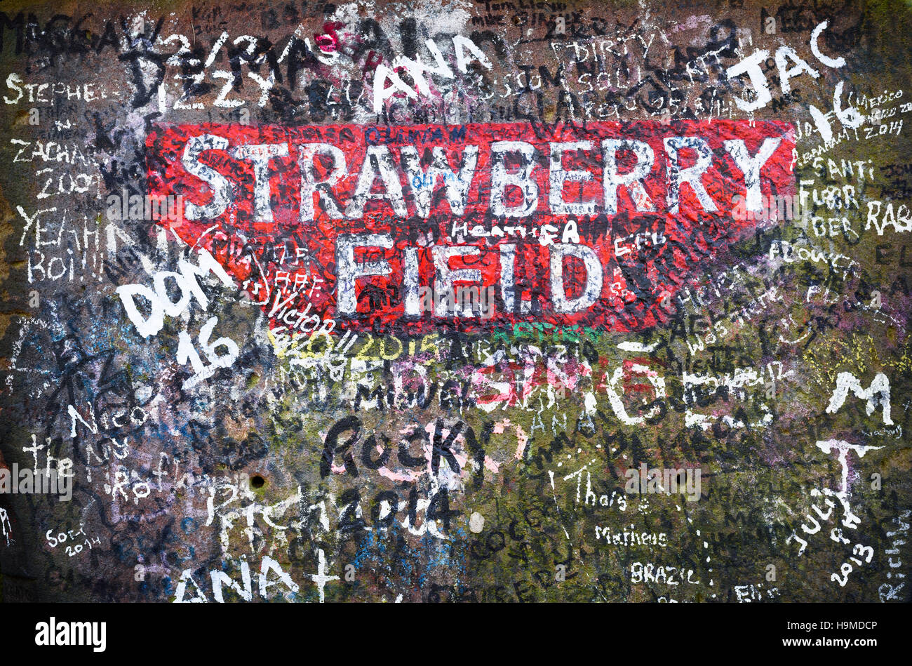 Il segno per campo di fragole in Liverpool. campo di fragole è stata la fonte di ispirazione per la canzone di 'Beatles" Foto Stock