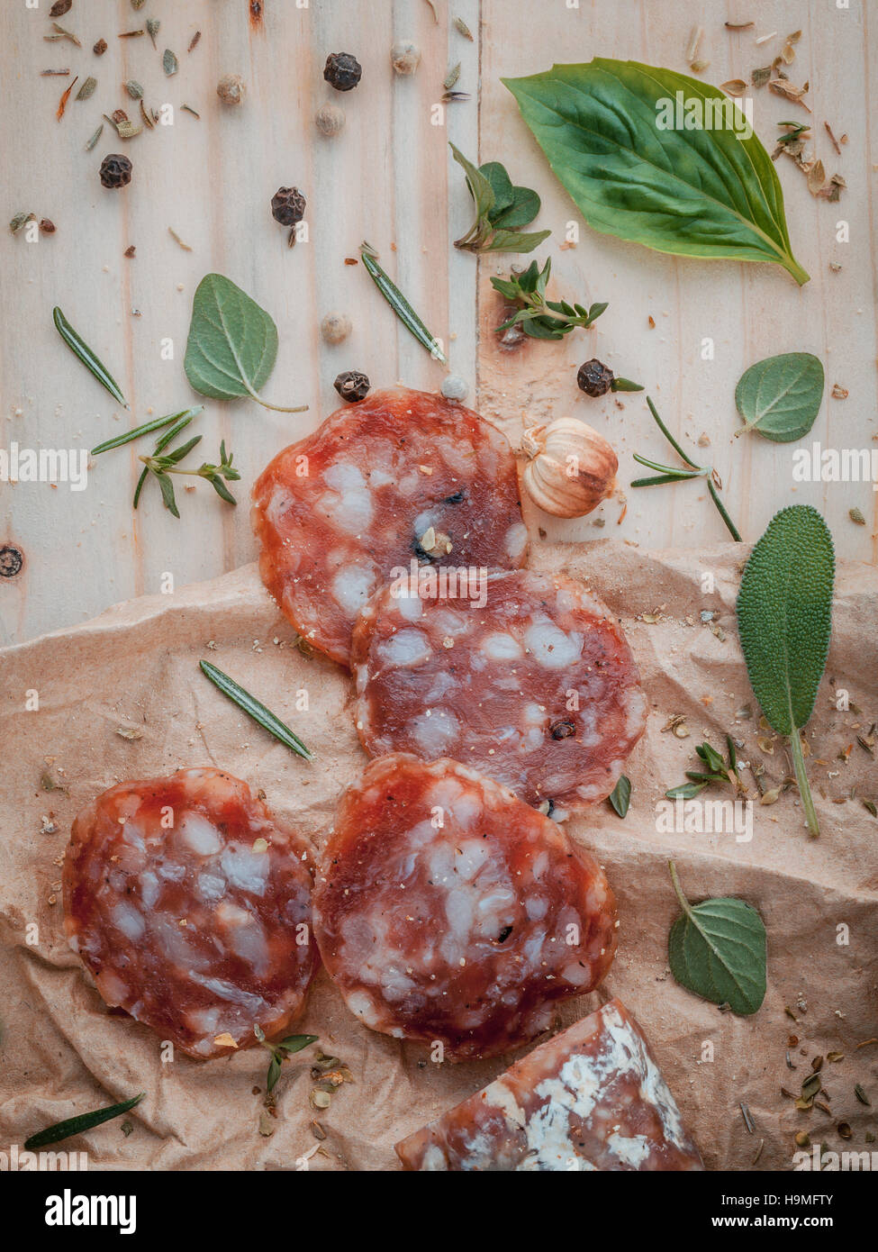 La salsiccia tagliata a fette di salame con erbe e spezie ,timo, rosmarino, sa Foto Stock