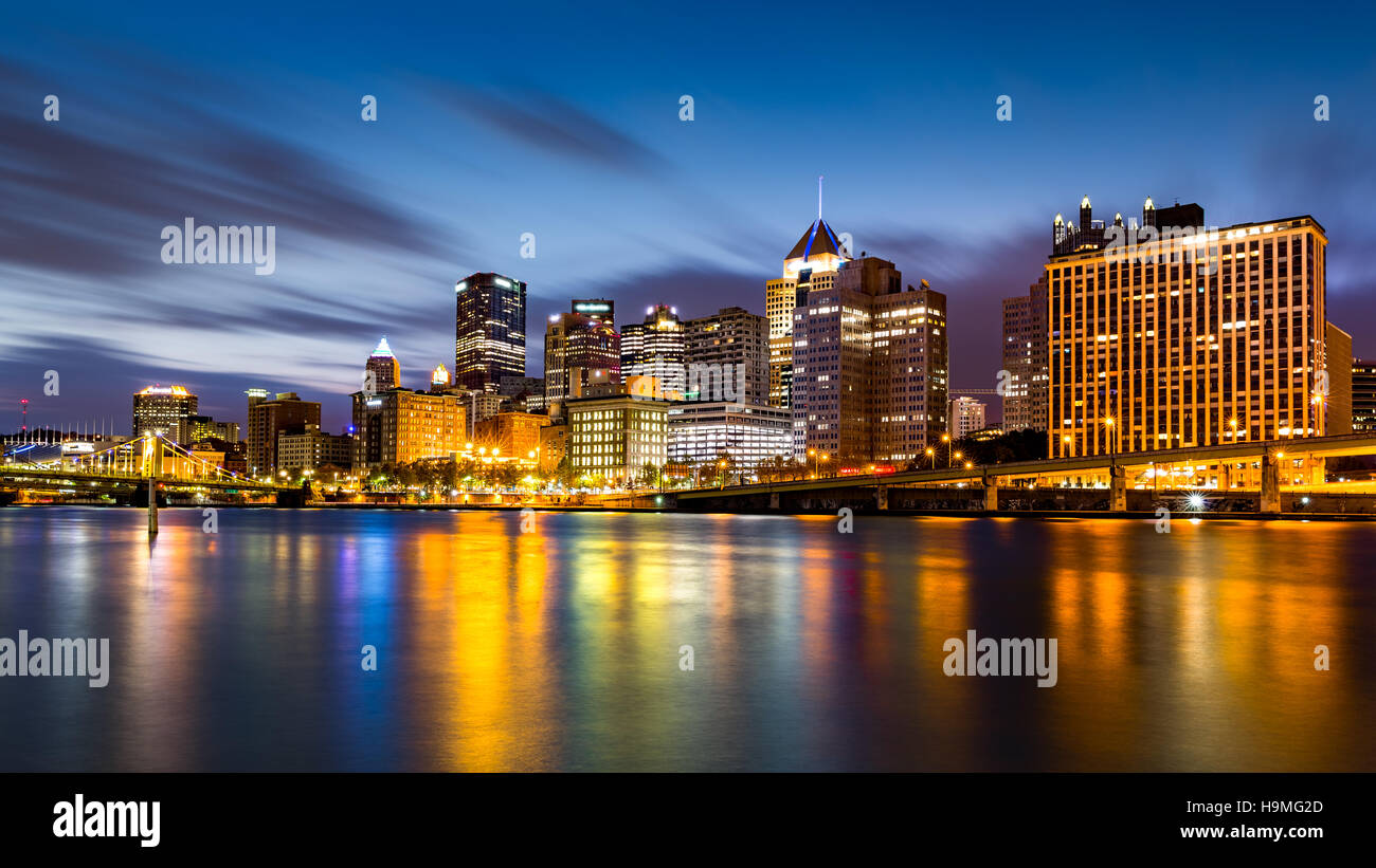 Pittsburgh skyline del centro all'alba visto dal North Shore Riverfront Park attraverso il Fiume Allegheny. Foto Stock