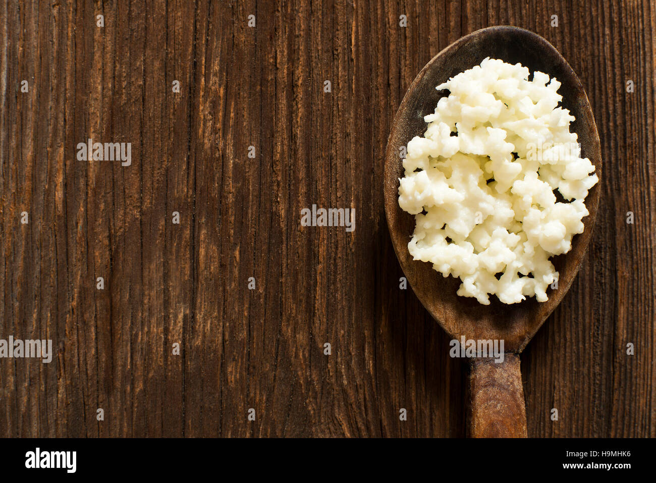 Immagini Stock - Grani Di Kefir Di Latte In Un Cucchiaio Di Legno Con Un  Bicchiere Di Kefir Nella Parte Posteriore. Image 146609280