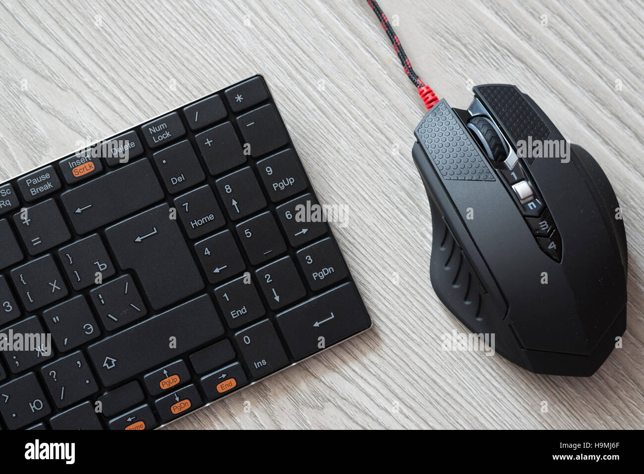 Vista superiore del calcolatore nero mouse e tastiera con inglese e lettere in russo Foto Stock