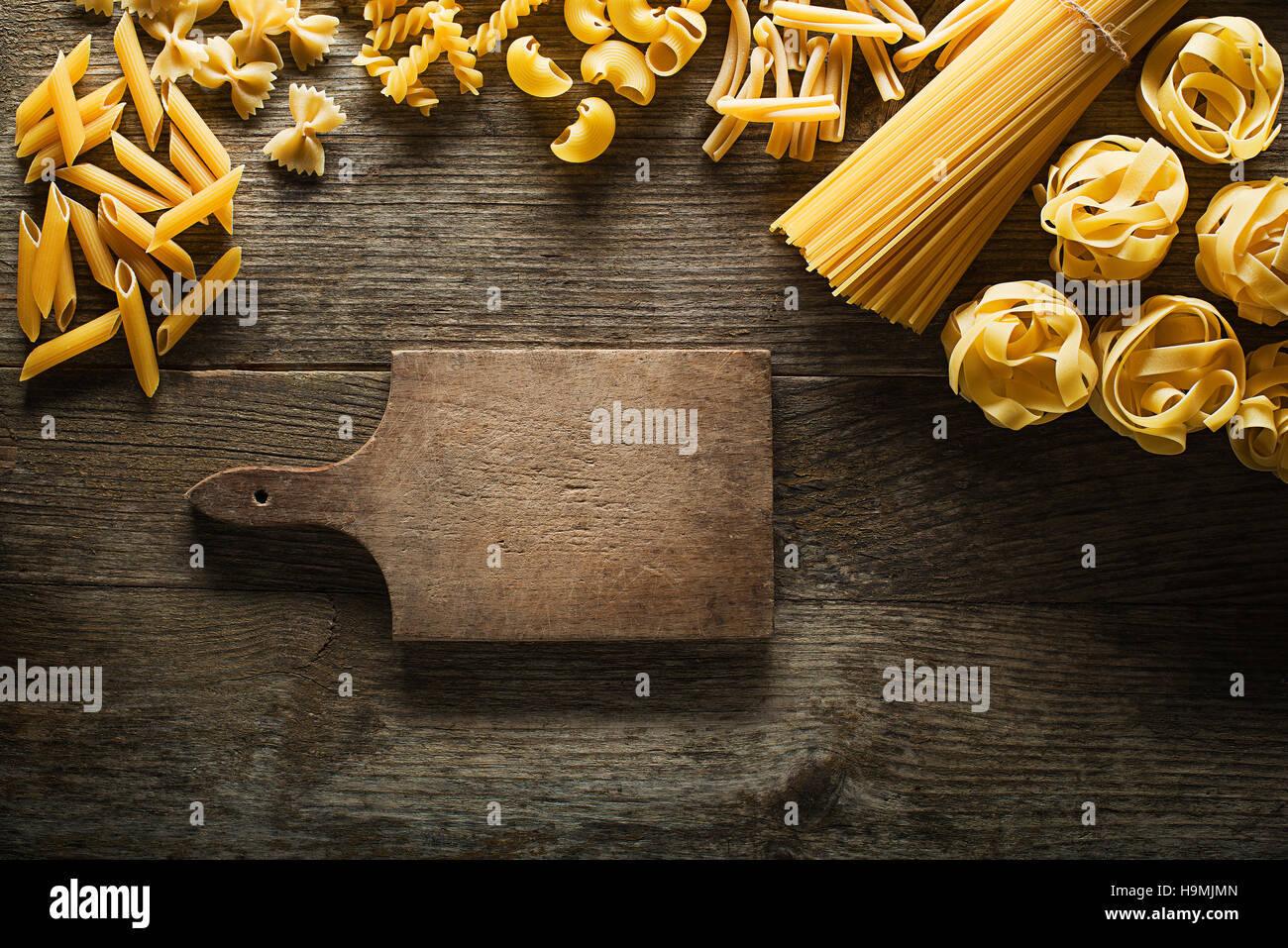 Pasta raccolta su rustico sfondo di legno Foto Stock