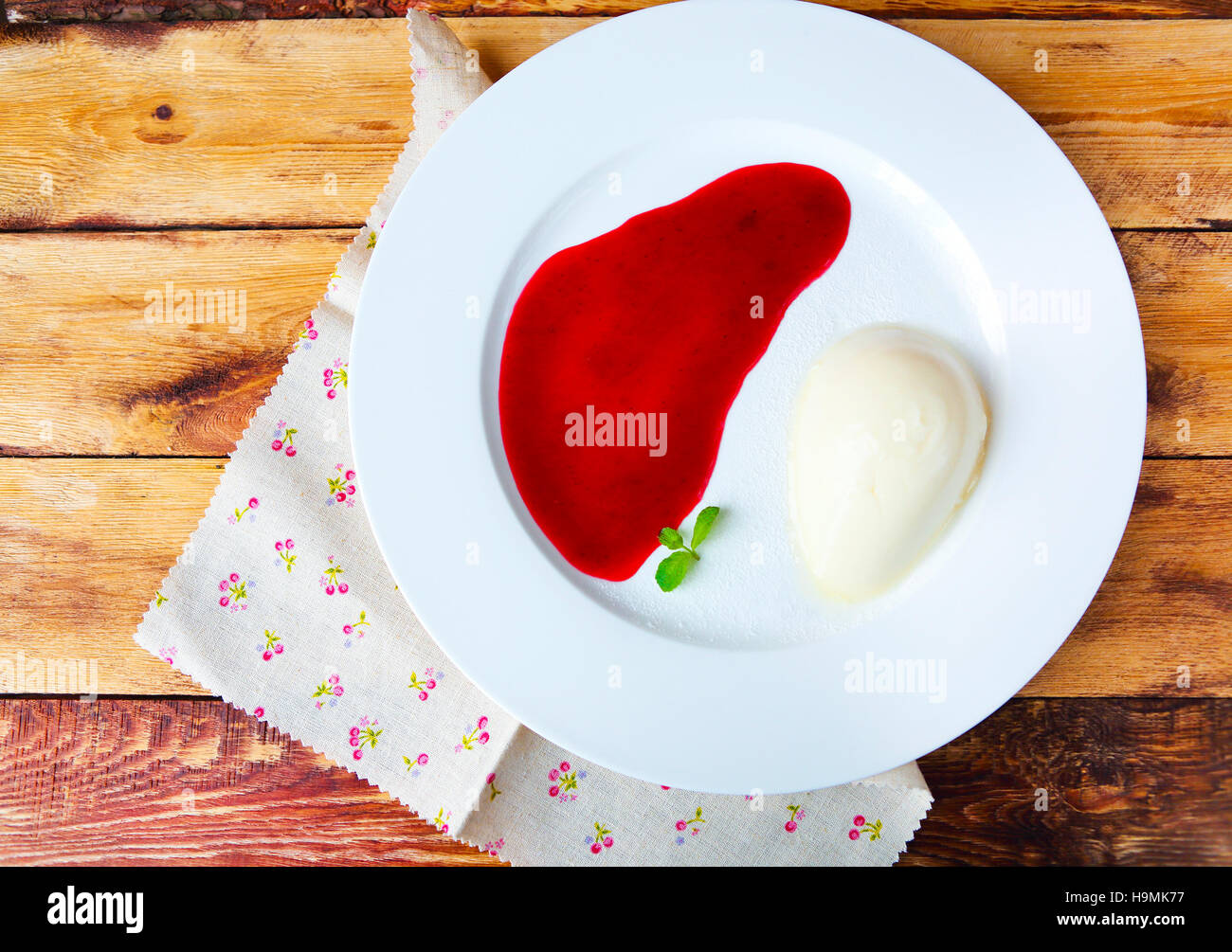 Panna cotta dessert italiano con lampone sirup sul tavolo di legno Foto Stock