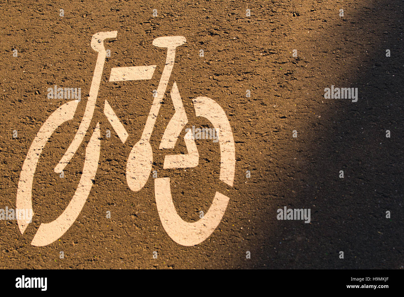 Pista ciclabile firmare la marcatura su strada asfaltata in ambiente urbano ambiente all'aperto Foto Stock