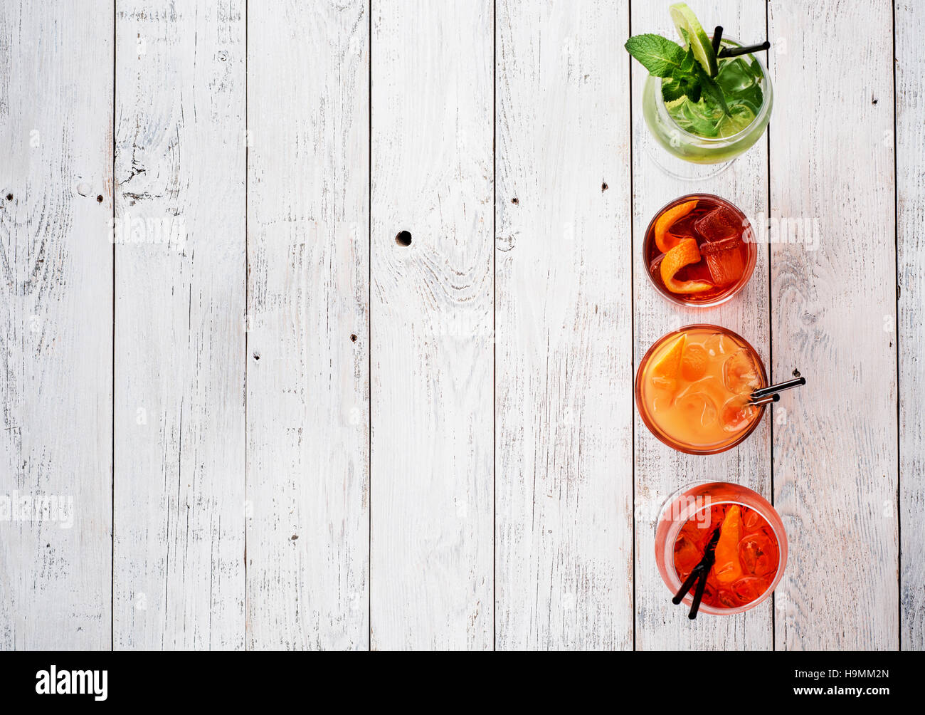 Cocktail colorati vicino la vista dall'alto. Negroni, Spritz Aperol, Martini royale Foto Stock