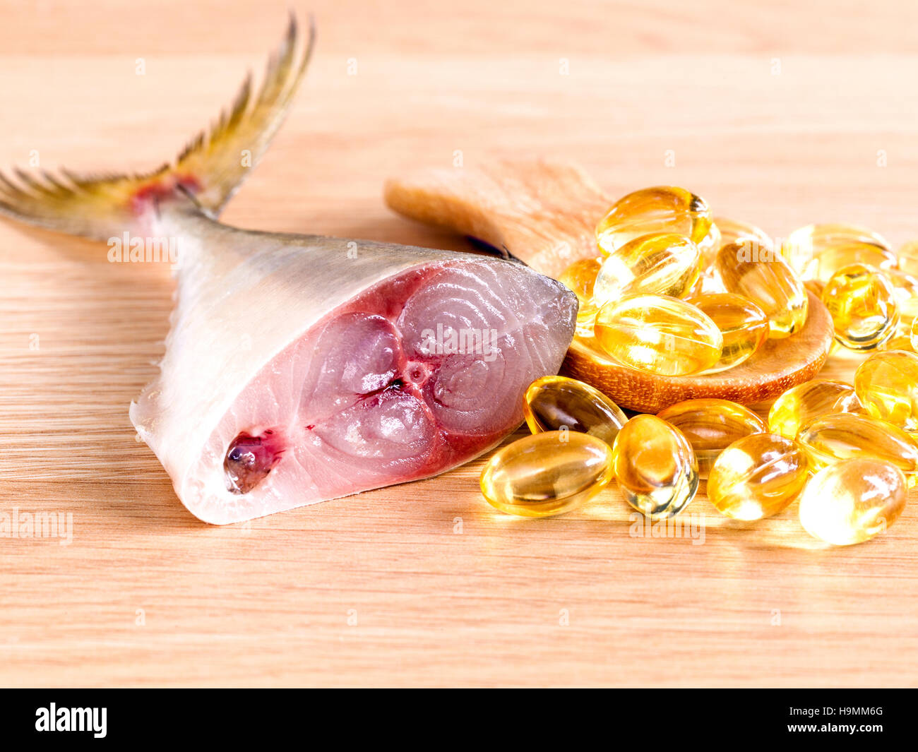 Omega 3 olio di pesce capsule sul cucchiaio di legno con la freschezza del pesce se Foto Stock
