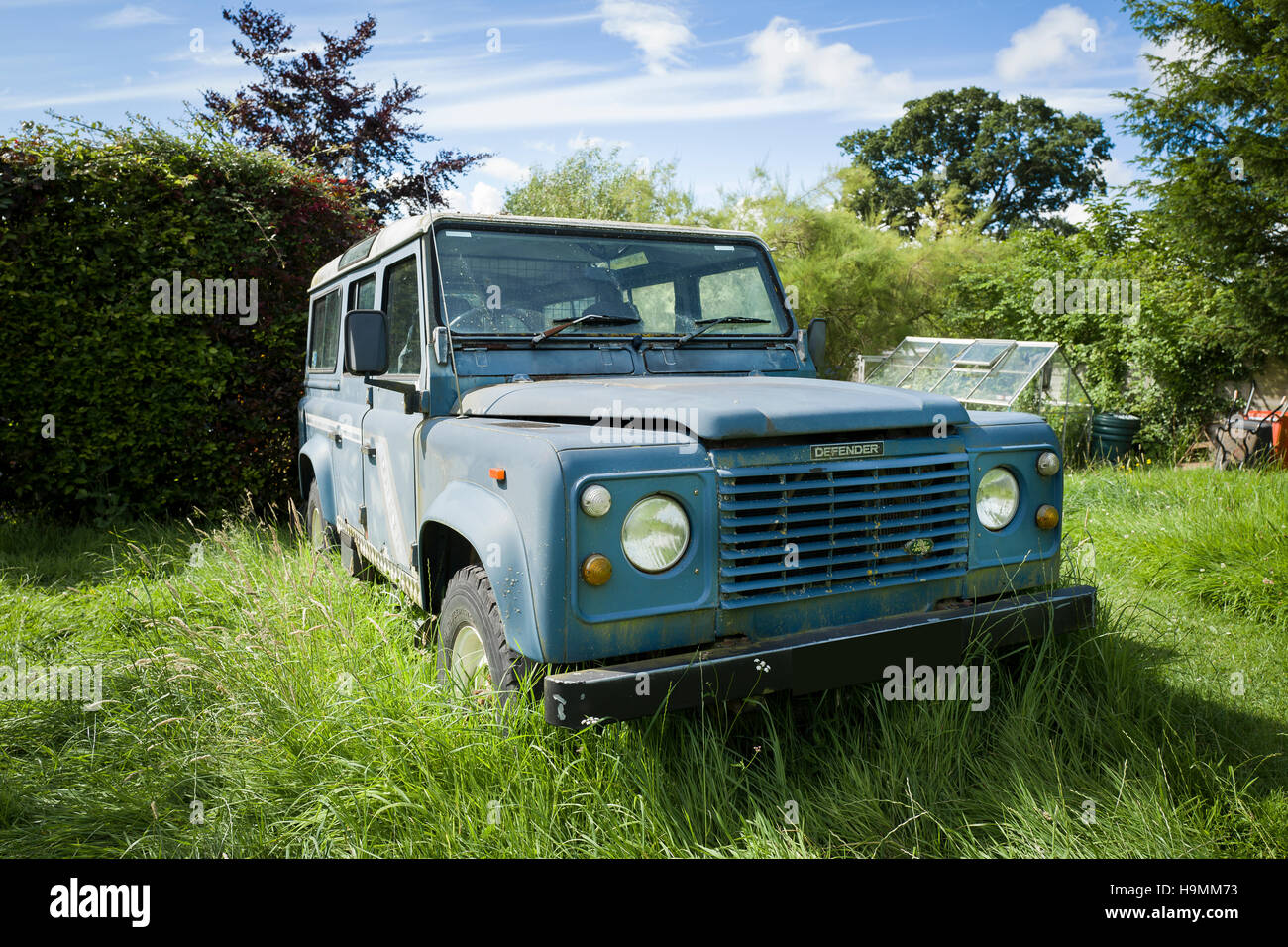 Un vecchio Land Rover Defender veicolo in attesa di restauro Foto Stock