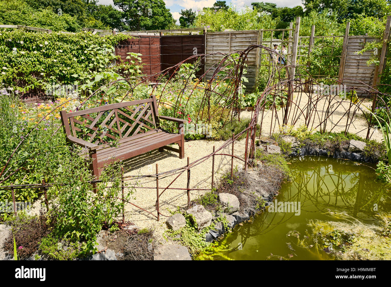 Una piccola comunità giardino mantenuto da volontari supervisionati recuperando dalla malattia mentale Foto Stock