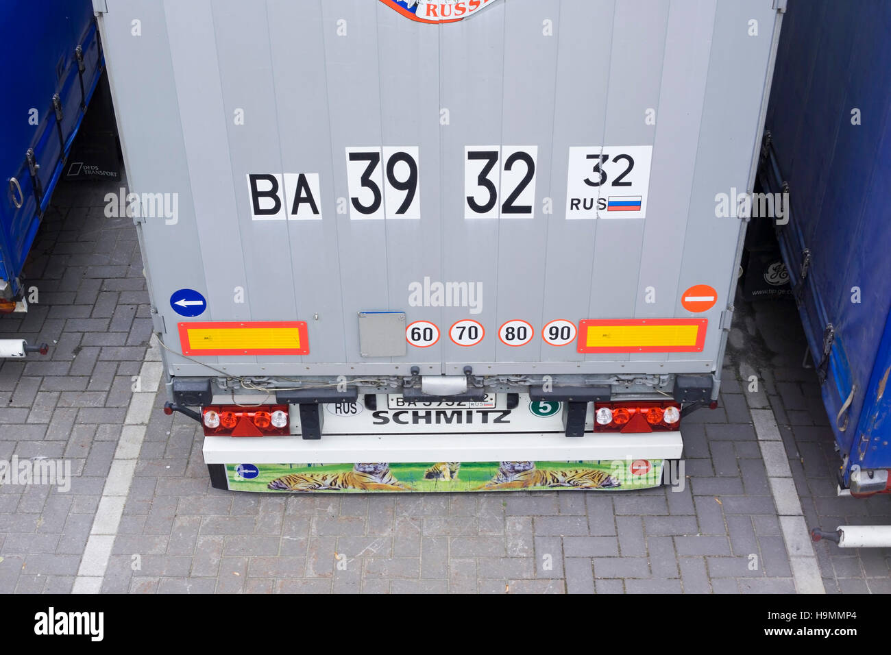 Il russo camion rimorchio in posizione di parcheggio Foto Stock