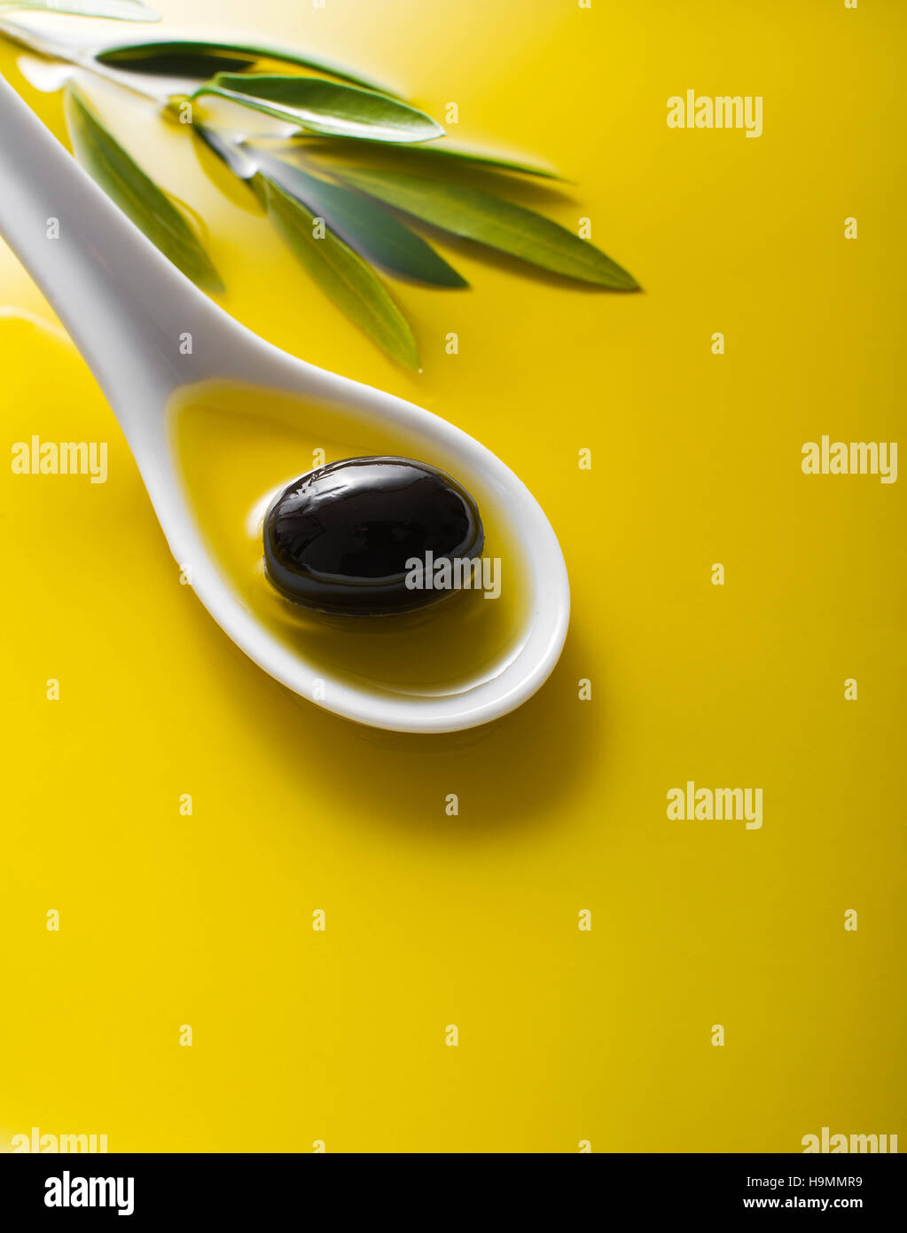 Oliva frutta in cucchiaio con sfondo olio close up Foto Stock