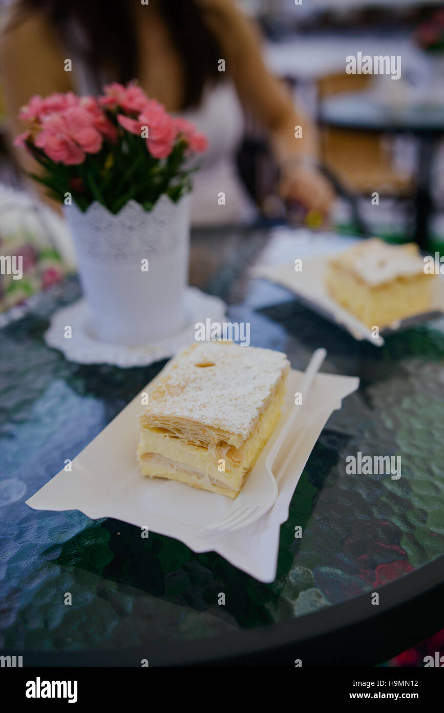 Torta fondente sul tavolo Foto Stock