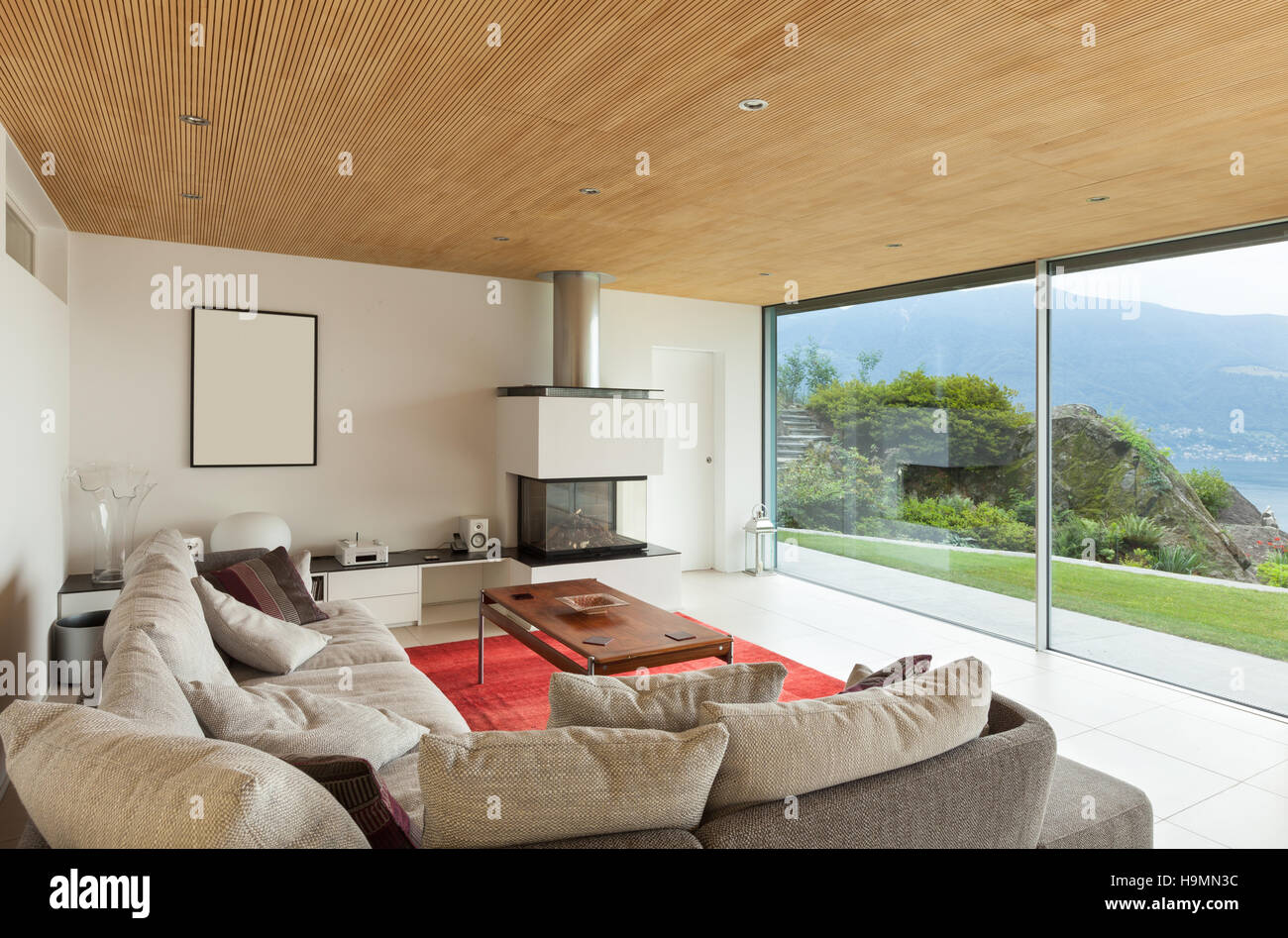 Casa di montagna, architettura moderna, interno, soggiorno Foto Stock