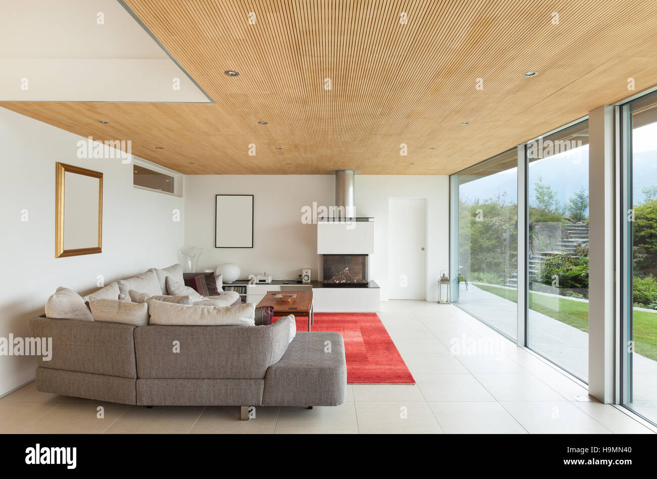 Casa di montagna, architettura moderna, interno, soggiorno Foto Stock