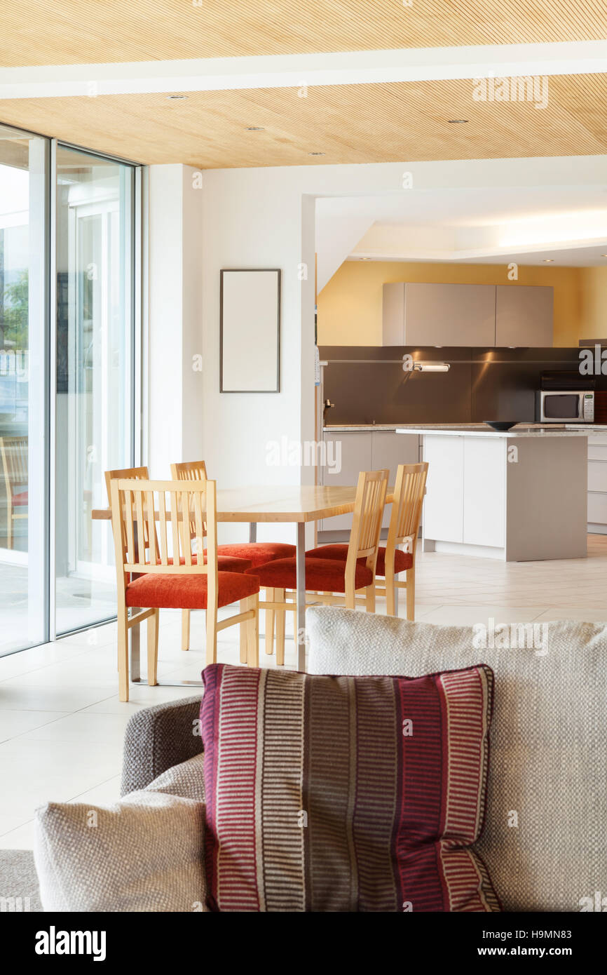 Casa di montagna, architettura moderna, interno, sala da pranzo e cucina a vista Foto Stock