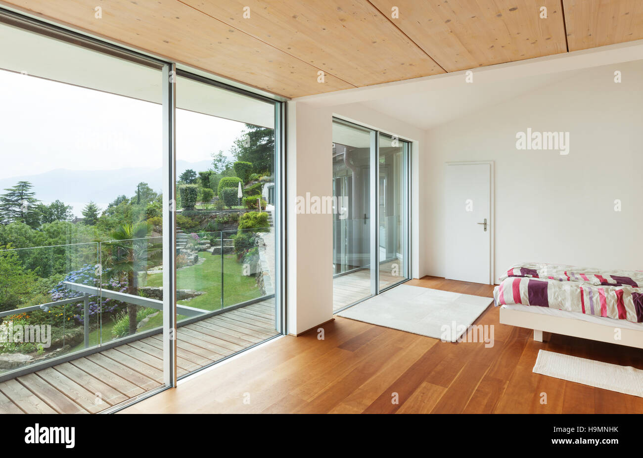 Interno, casa moderna, camera da letto con balcone Foto Stock