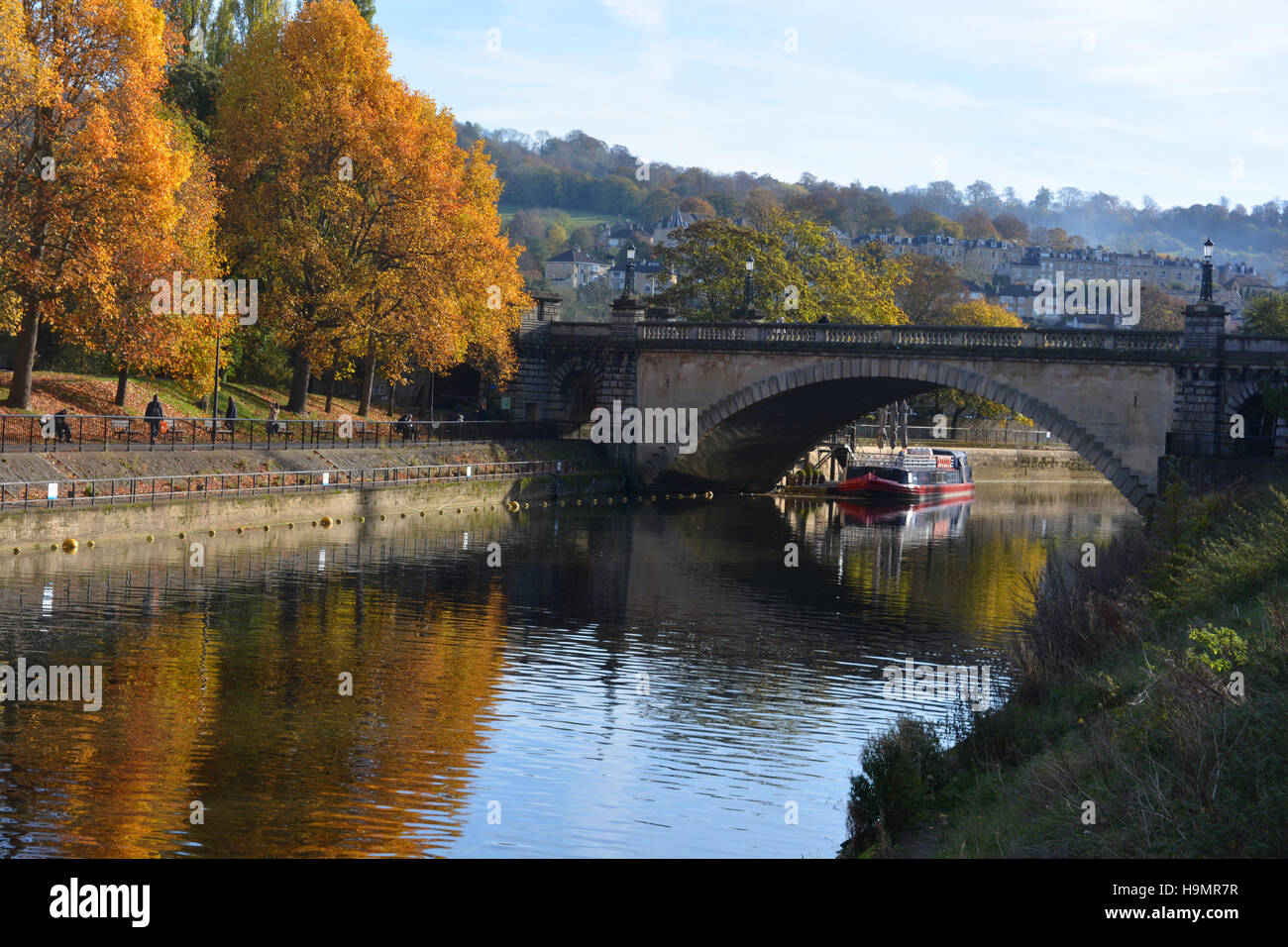Vista da Parade Gardens al fiume Avon in autunno, bagno, Somerset, Inghilterra Foto Stock