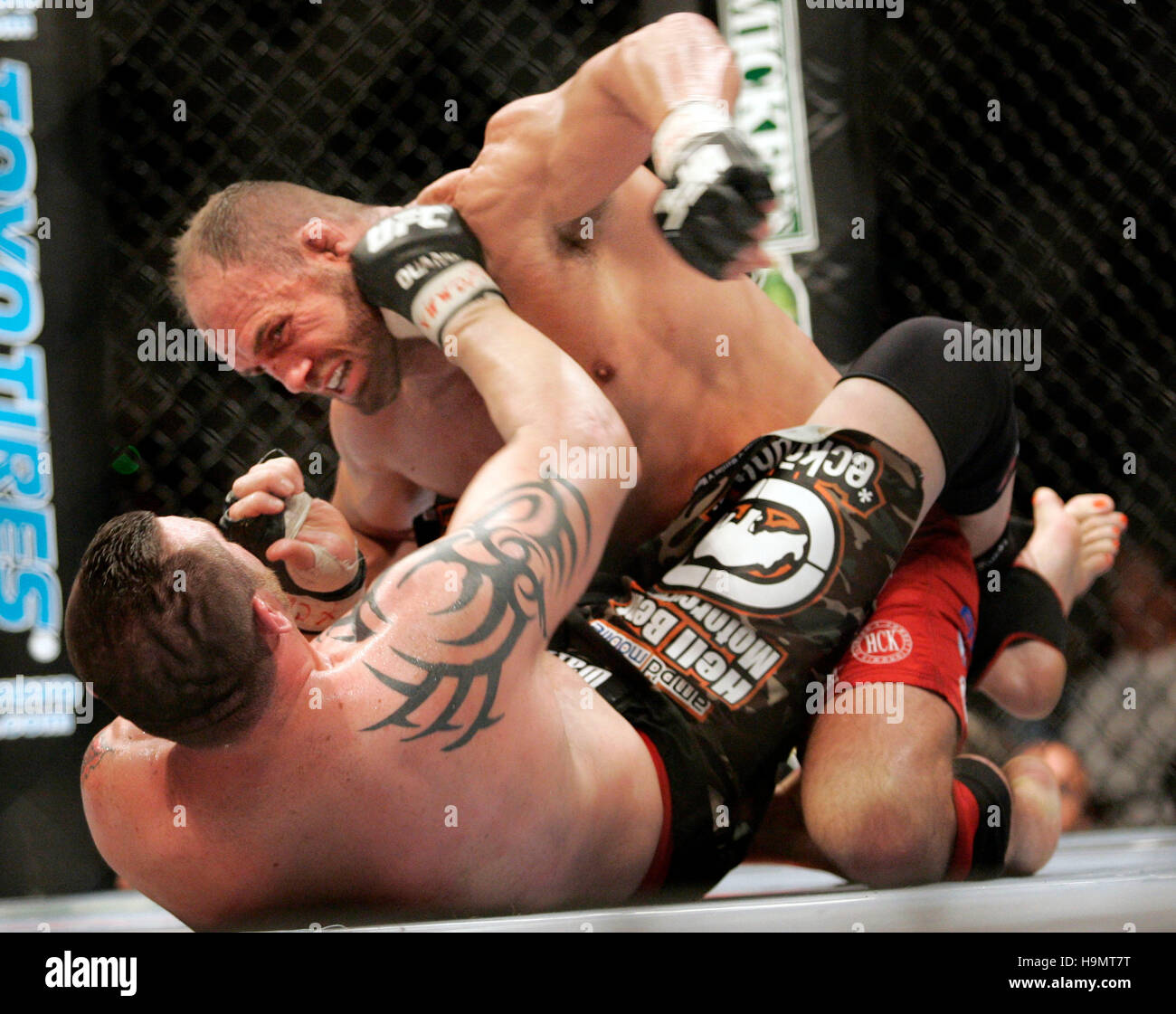 Randy Couture, top, combatte Tim Sylvia durante Ultimate Fighting Championship UFC 68 alla Nationwide Arena di Columbus, OH il 3 marzo 2007. Photo credit: Francesco Specker Foto Stock