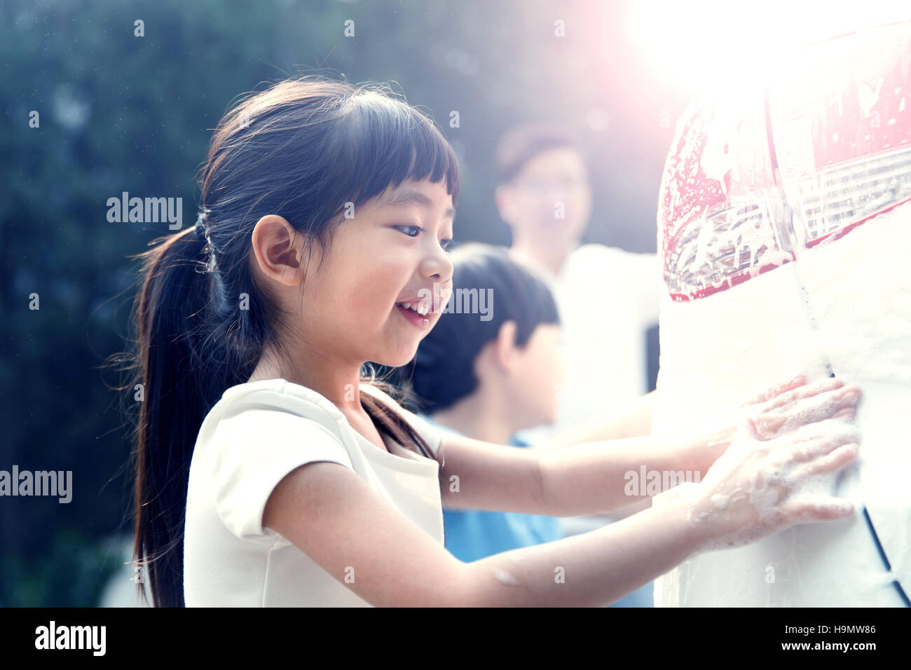 La bambina strofinata la vettura Foto Stock