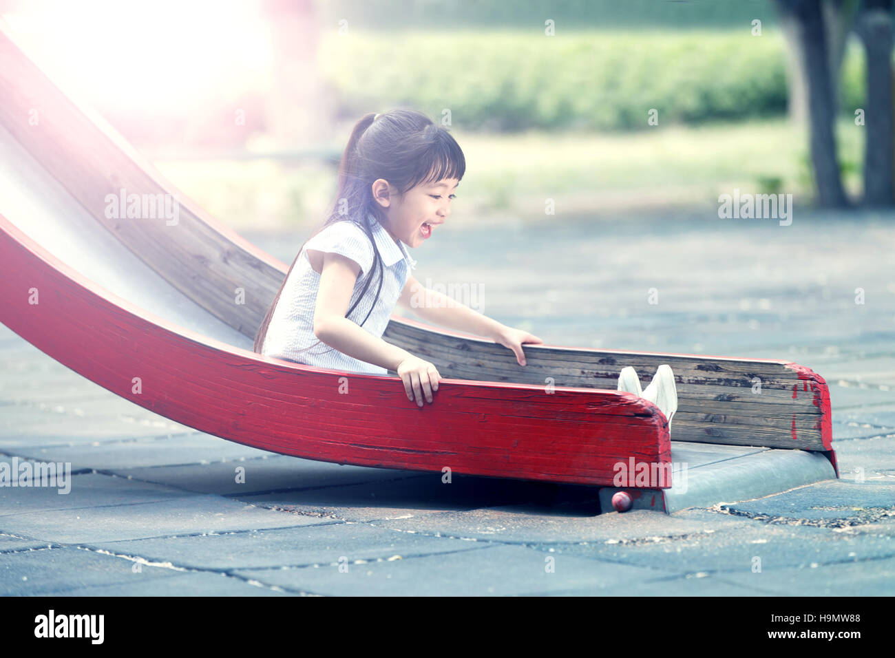 La bambina slitta Foto Stock