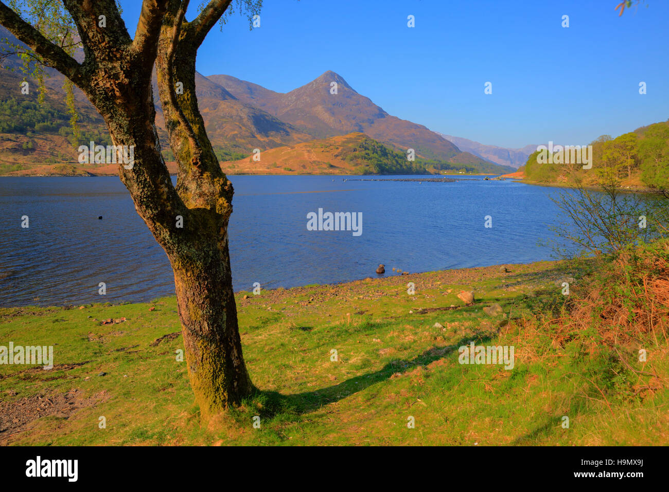 Loch Leven lago scozzese Scozia Highlands scozzesi ricchi colori Foto Stock