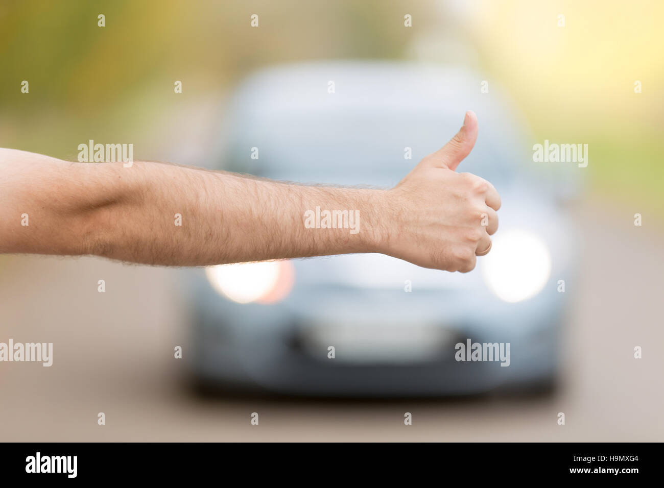 Stretta di mano maschio autostop Foto Stock