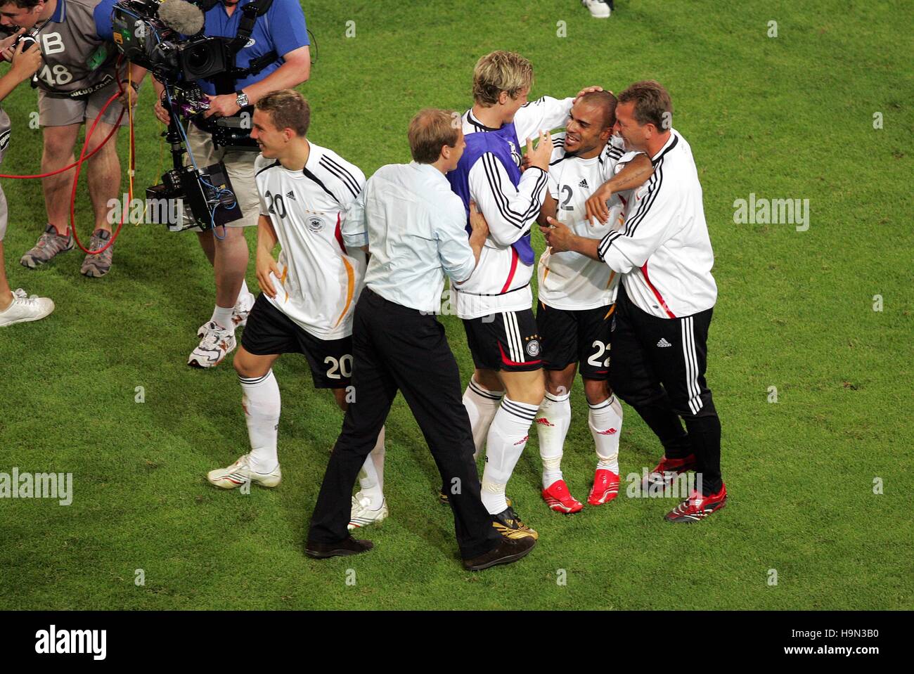 KLINSMANN & ODONKOR GERMANIA V POLONIA WORLD CUP STADIUM dDORTMUND Germania 14 giugno 2006 Foto Stock