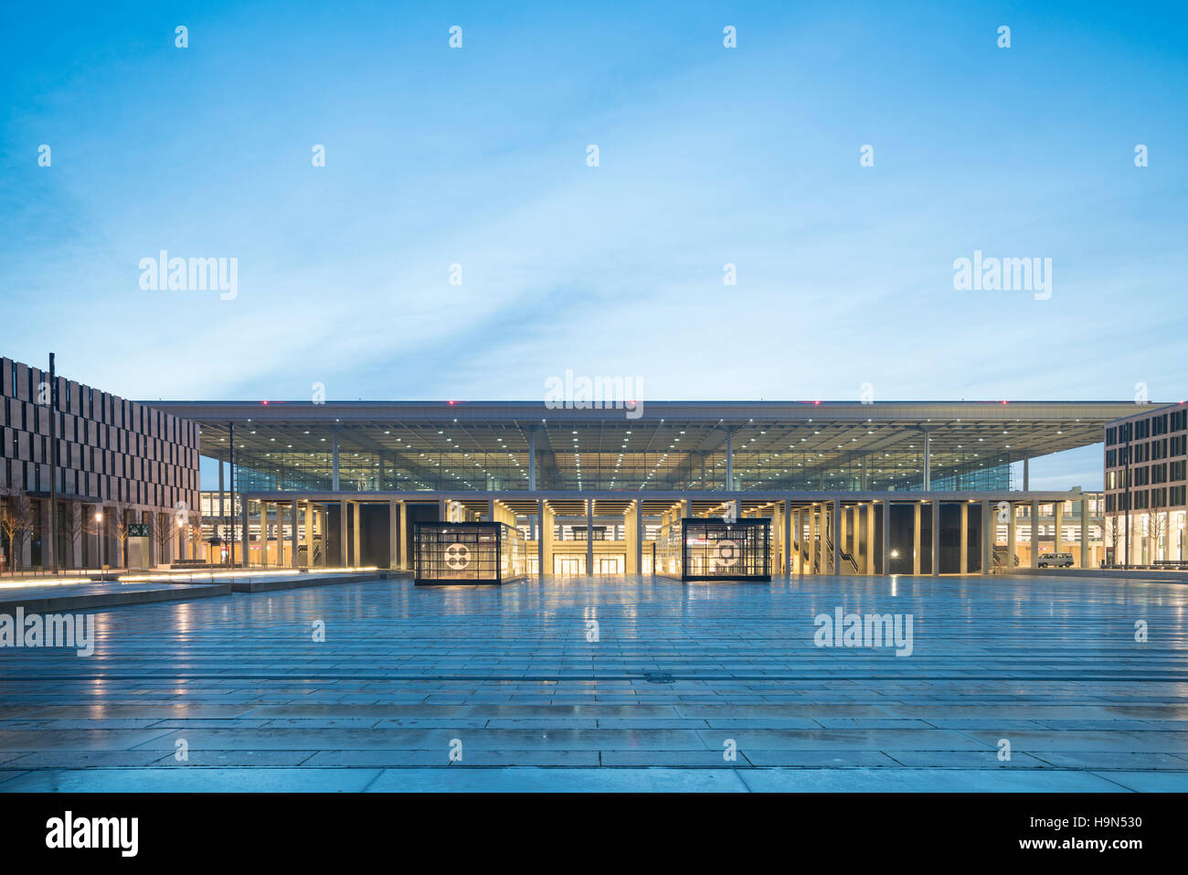 Vista serale di nuovo incompiuta Berlin Brandenburg International Willy Brandt Aeroporto Germania Foto Stock