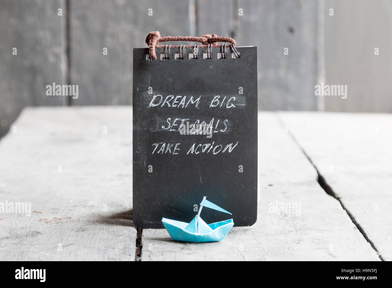 Grande Sogno, impostare obiettivi agire sulla lavagna scritto Foto Stock