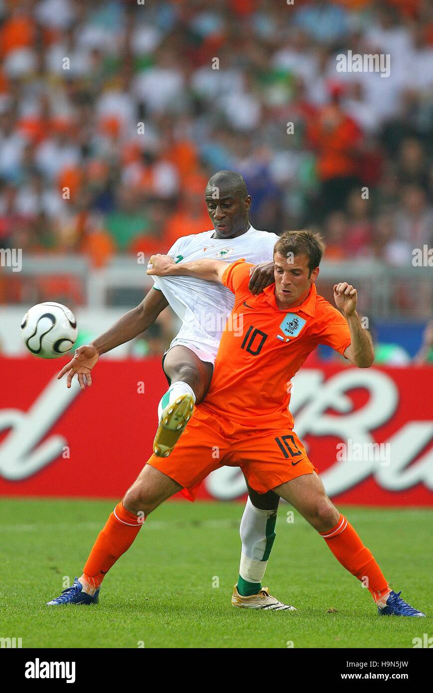 Y TOURE & Rafael van der Vaart HOLLAND V COSTA D AVORIO WORLD CUP Stuttgart Germania 16 giugno 2006 Foto Stock