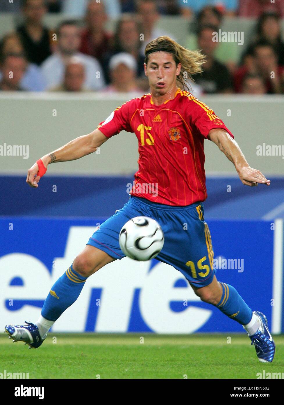 SERGIO RAMOS SPAGNA & REAL MADRID WORLD CUP STADIUM STUTGART Germania 19  giugno 2006 Foto stock - Alamy